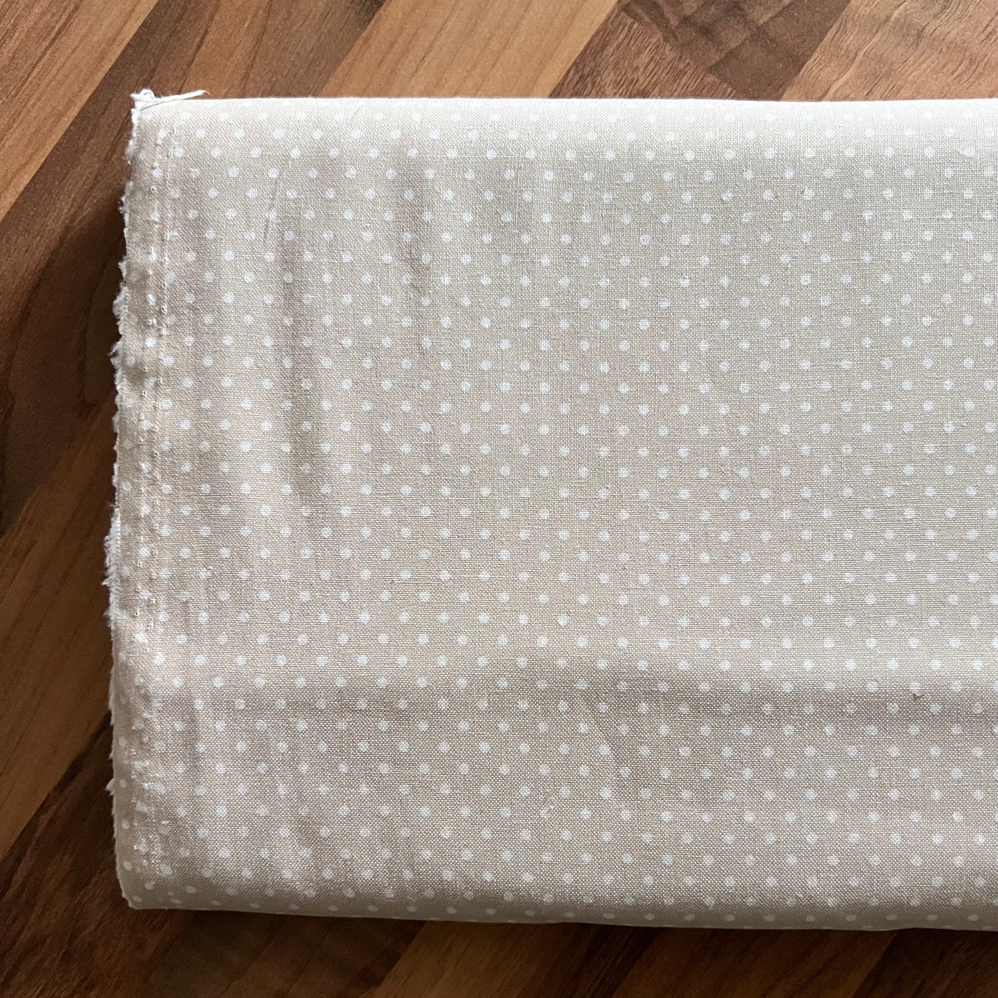Tissu en coton BEIGE CLAIR à POIS blancs de 2 mm, largeur 140 cm, tissu à pois