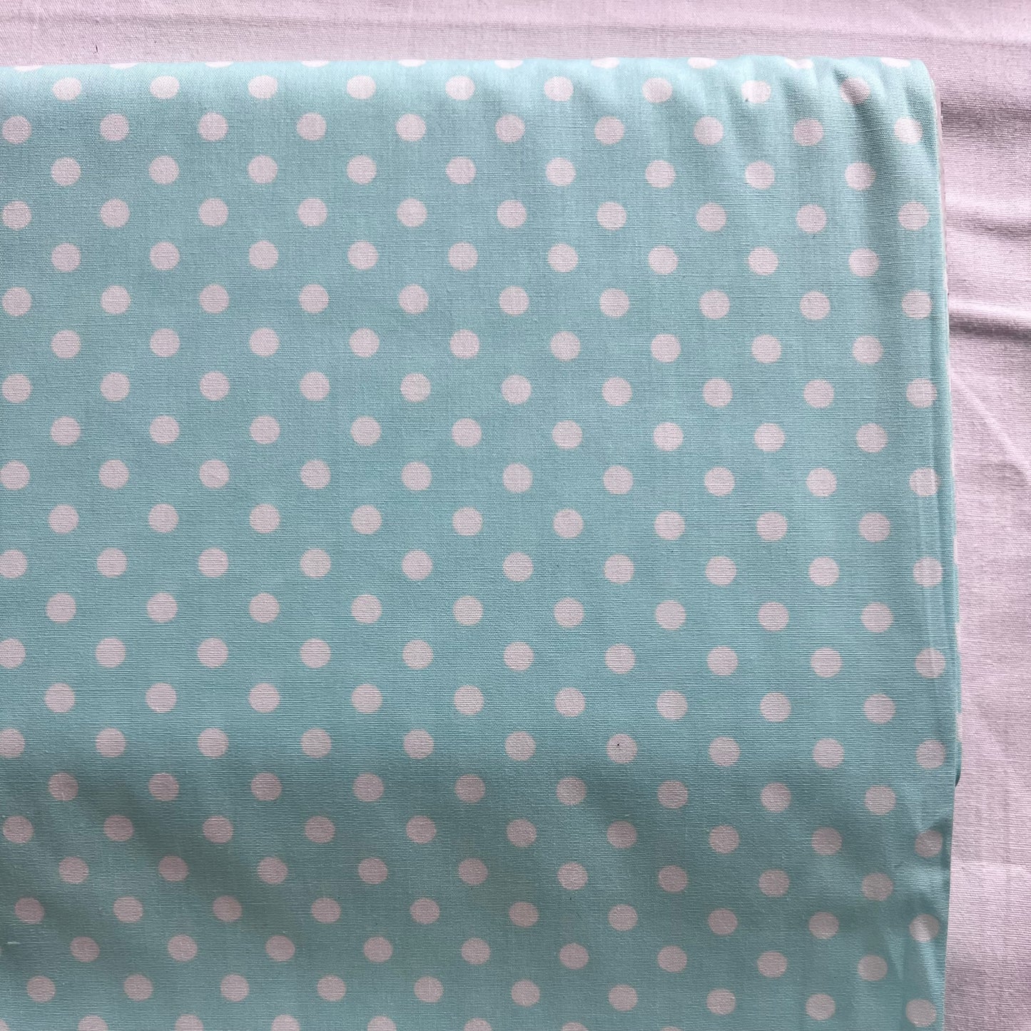 Tissu en coton MENTHE à POIS blancs de 7 mm, largeur 140 cm, tissu à pois