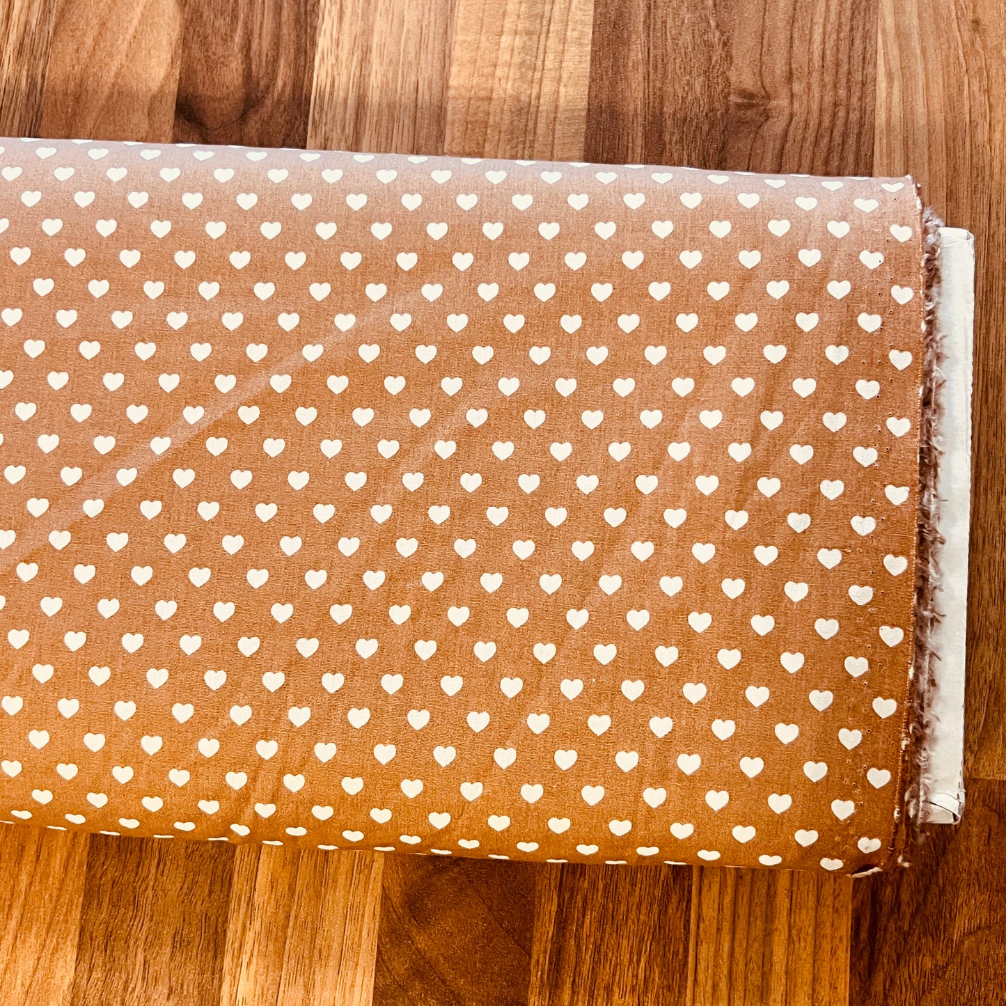 Baumwollstoff BEIGE mit weißen 5 mm HERZEN, 140 cm breit, Herzenstoff