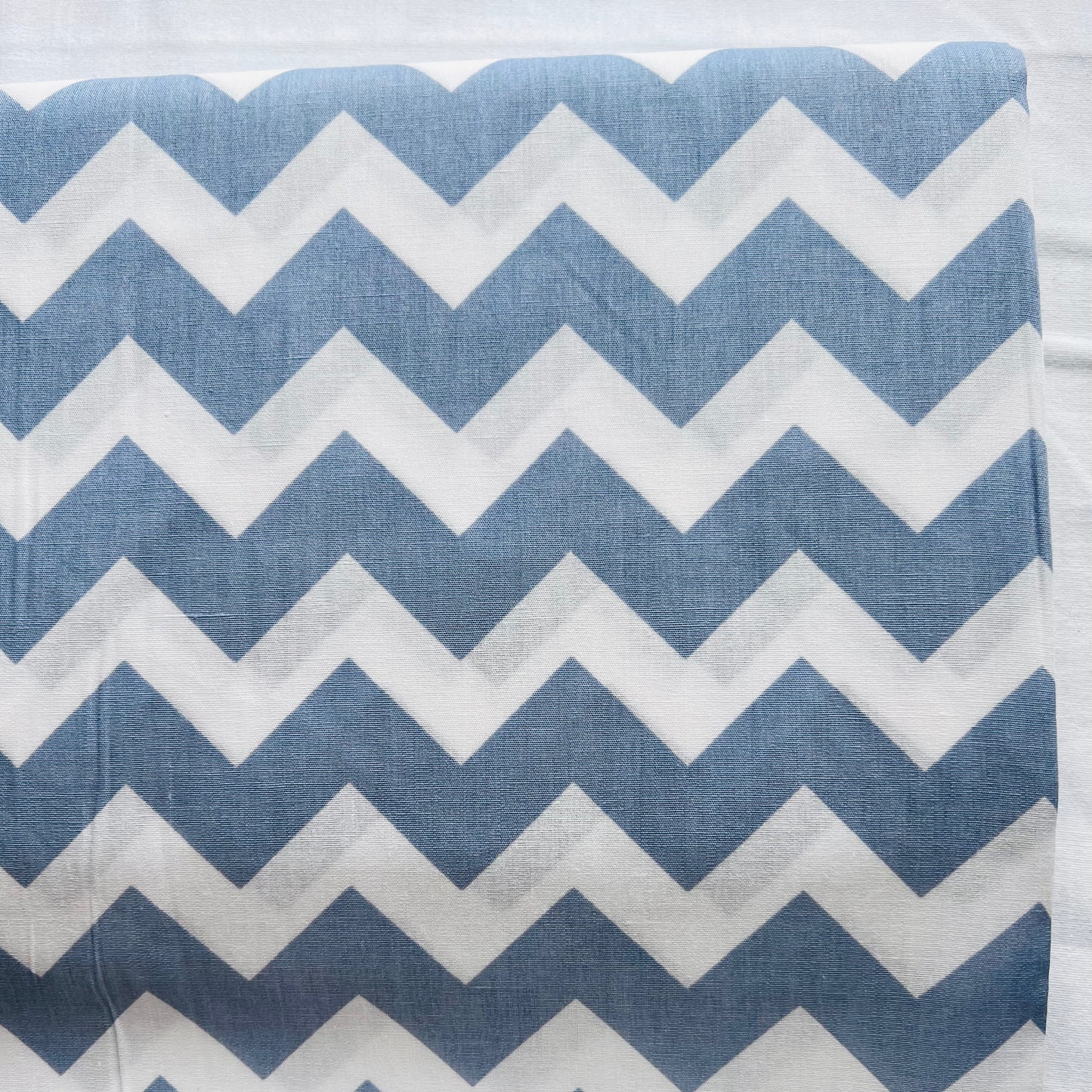 Tissu en coton CHEVRON ZIGZAG en DUSTY BLUE Vintage Blue, 140 cm de large Tissu zigzag