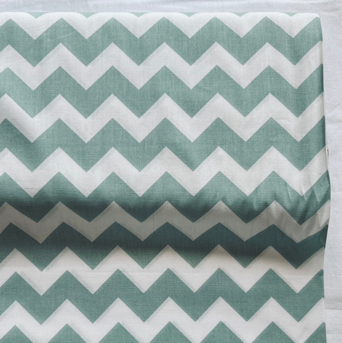 Tissu en coton CHEVRON ZIGZAG en vert vintage MENTHE, 140 cm de large Tissu zigzag