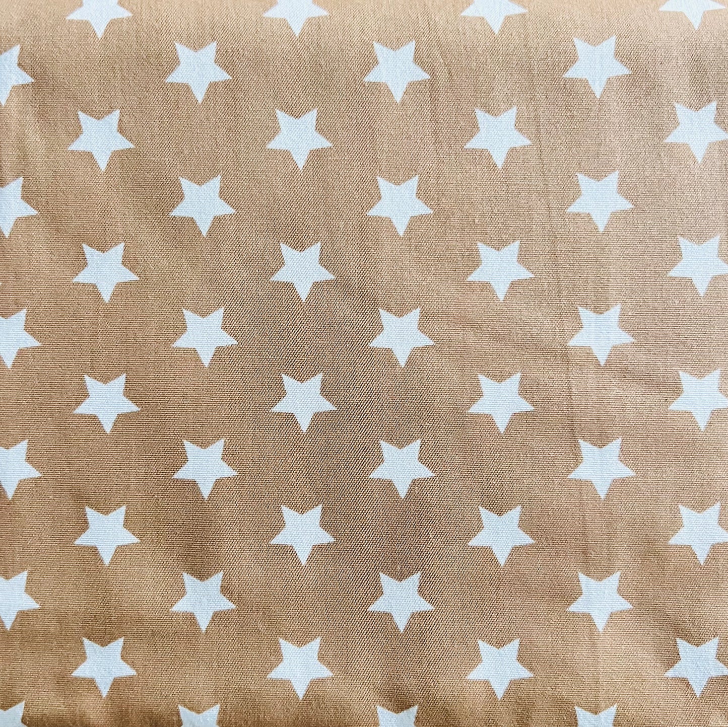 Tissu en coton BEIGE avec des ÉTOILES blanches de 15 mm, largeur 140 cm, tissu étoiles