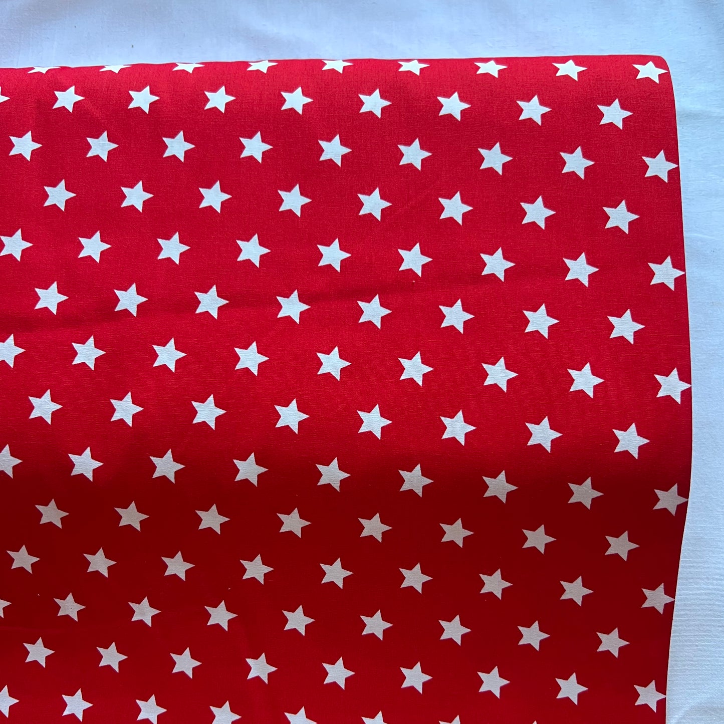 Tissu en coton ROUGE avec des ÉTOILES blanches de 15 mm, 140 cm de large, tissu étoile