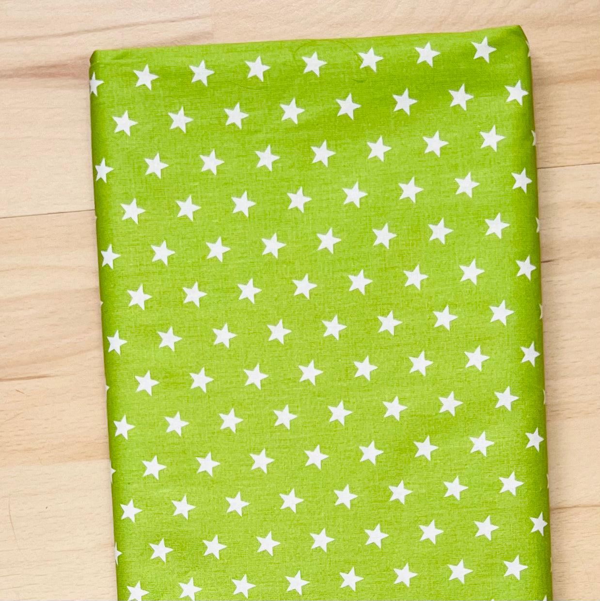 Tissu en coton VERT CLAIR avec ÉTOILES BLANCHES 10 mm, 140 cm de large, tissu étoile