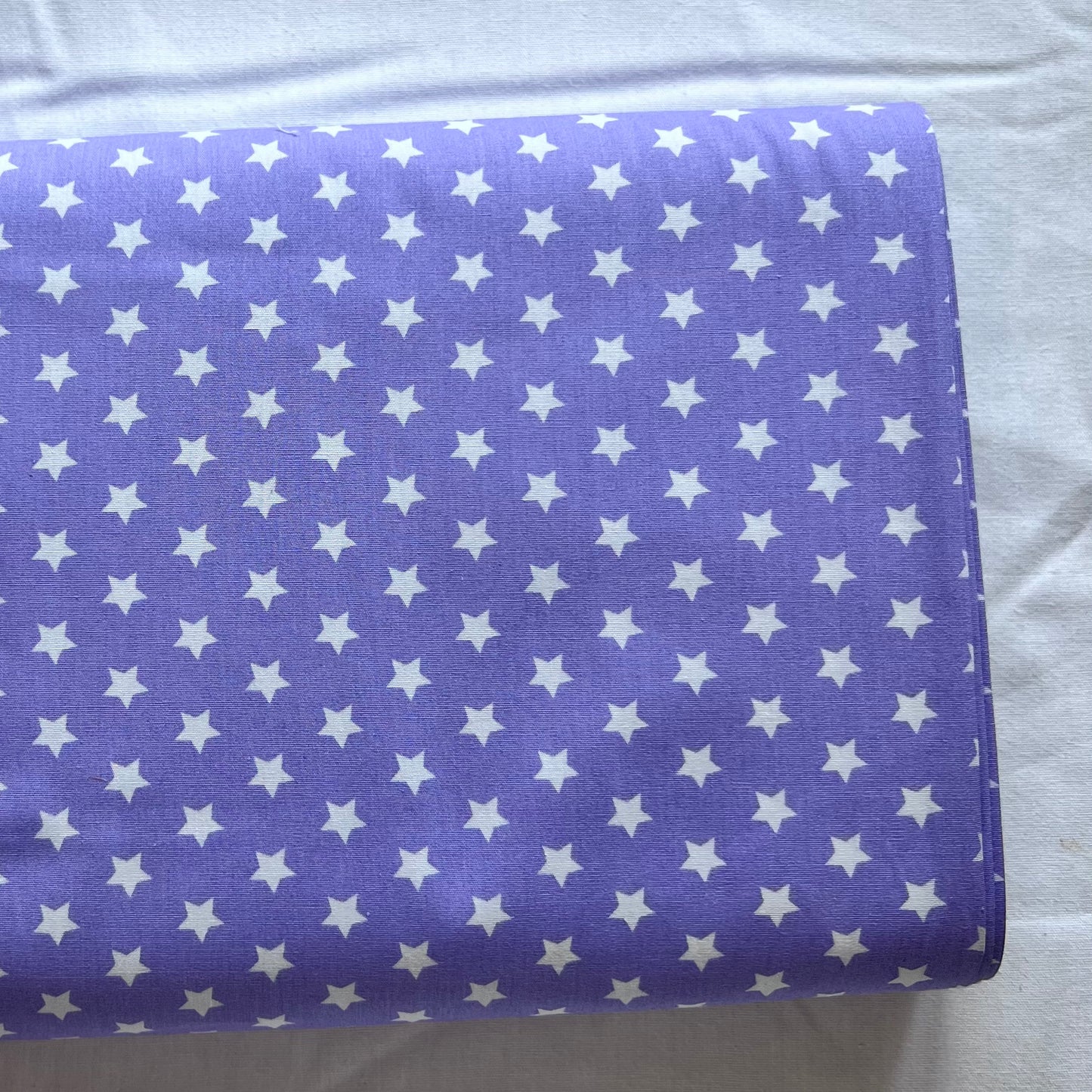 Tissu en coton LILAS avec ÉTOILES BLANCHES 10 mm, 140 cm de large, tissu étoiles