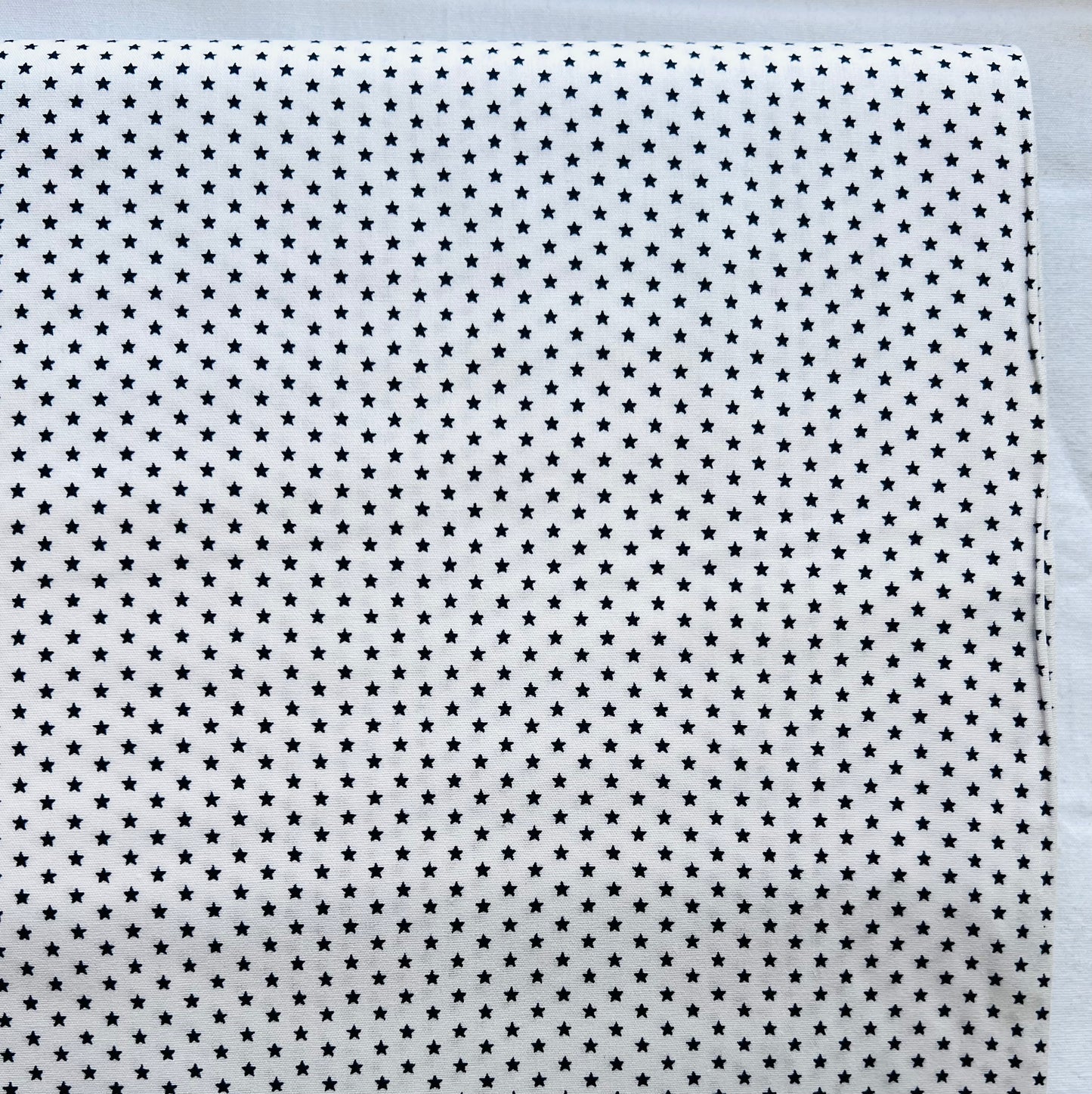 Tissu en coton BLANC avec ÉTOILES BLEU FONCÉ 2 mm, 140 cm de large, tissu étoiles