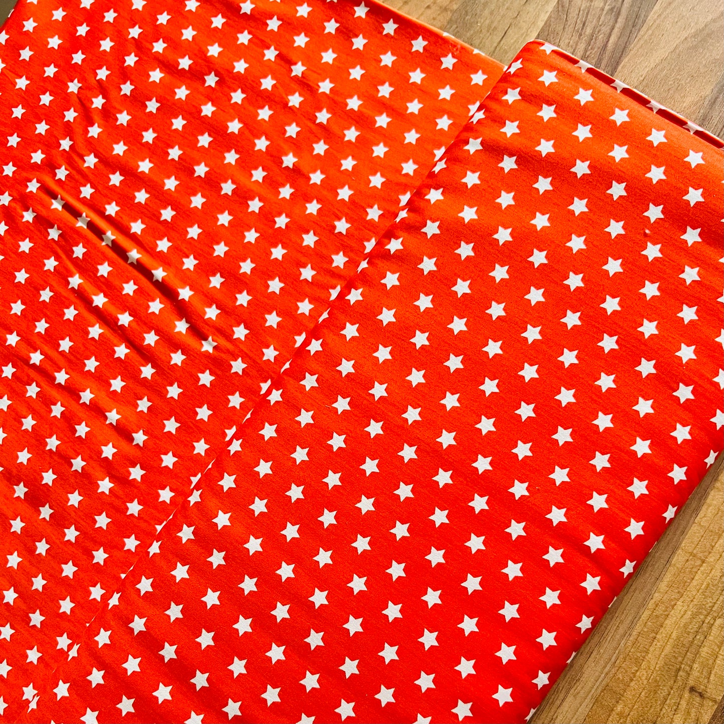 Tissu en coton ORANGE avec des ÉTOILES blanches de 10 mm, 140 cm de large, tissu étoile