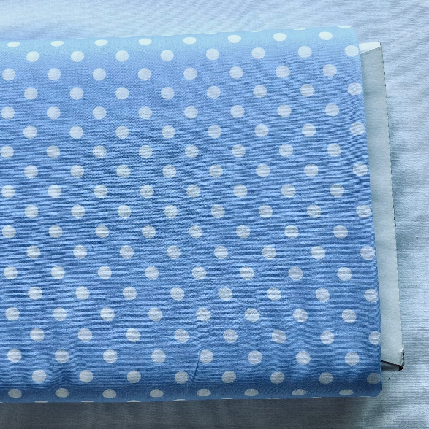 Tissu en coton BLEU CLAIR à POIS blancs de 7 mm, 140 cm de large, tissu à pois