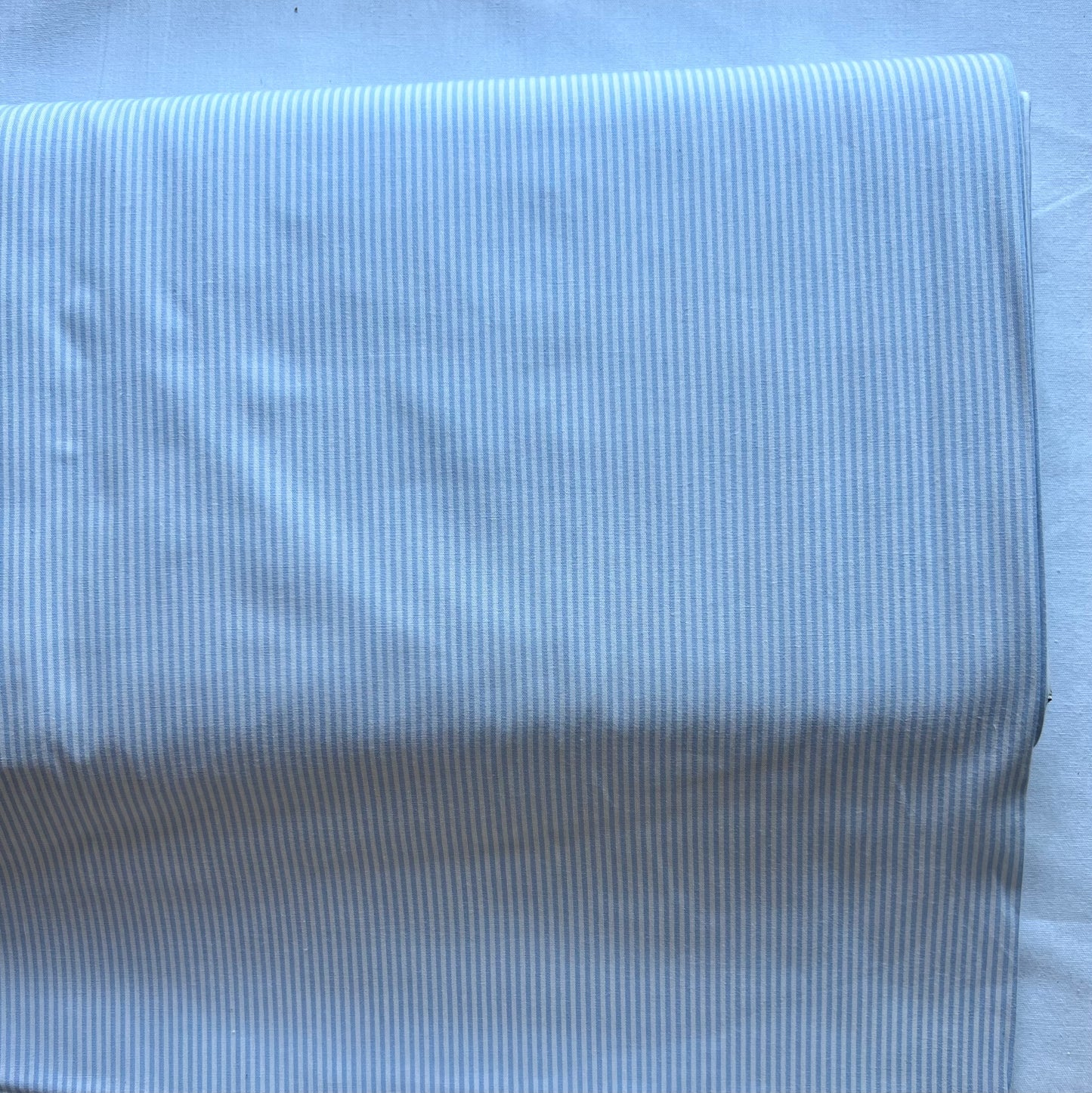 Baumwollstoff HELLBLAU mit weißen 1 mm STREIFEN, 140 cm breit, Streifenstoff