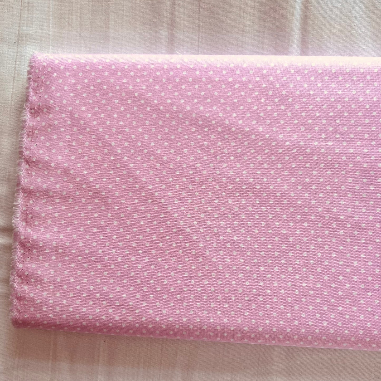 Tissu en coton ROSE CLAIR à POIS blancs de 2 mm, largeur 140 cm, tissu à pois