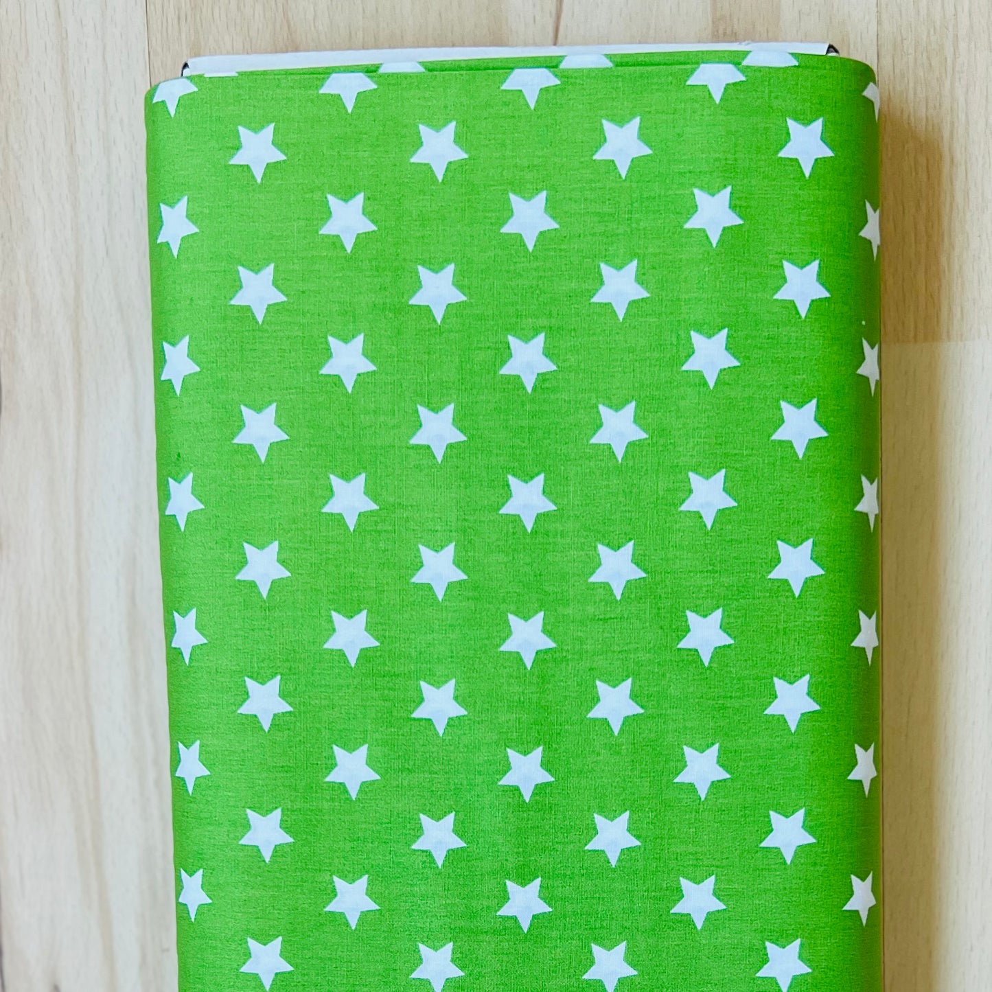 Tissu en coton VERT CLAIR avec ÉTOILES BLANCHES 15 mm, 140 cm de large, tissu étoile