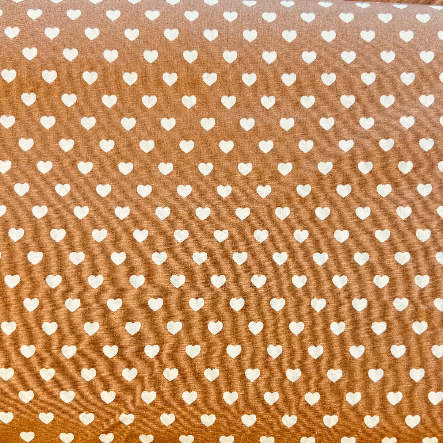Baumwollstoff BEIGE mit weißen 5 mm HERZEN, 140 cm breit, Herzenstoff