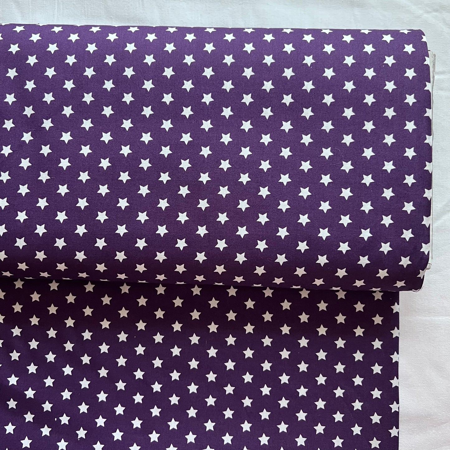 Tissu en coton VIOLET avec ÉTOILES BLANCHES 10 mm, 140 cm de large, tissu étoiles