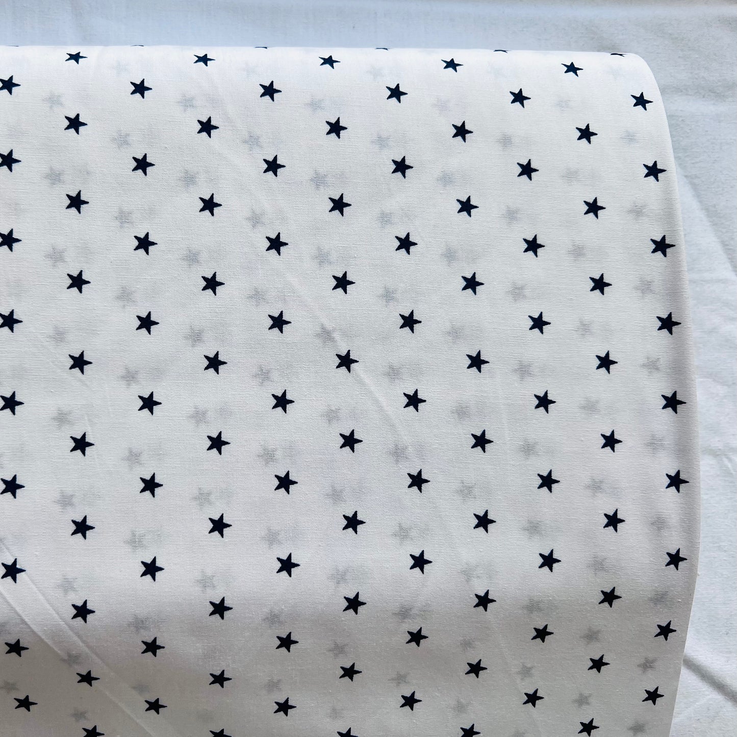Tissu en coton BLANC avec ÉTOILES BLEU FONCÉ 4 mm, 140 cm de large, tissu étoiles