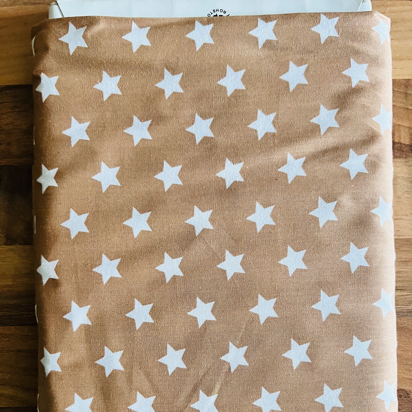 Tissu en coton BEIGE avec des ÉTOILES blanches de 15 mm, largeur 140 cm, tissu étoiles