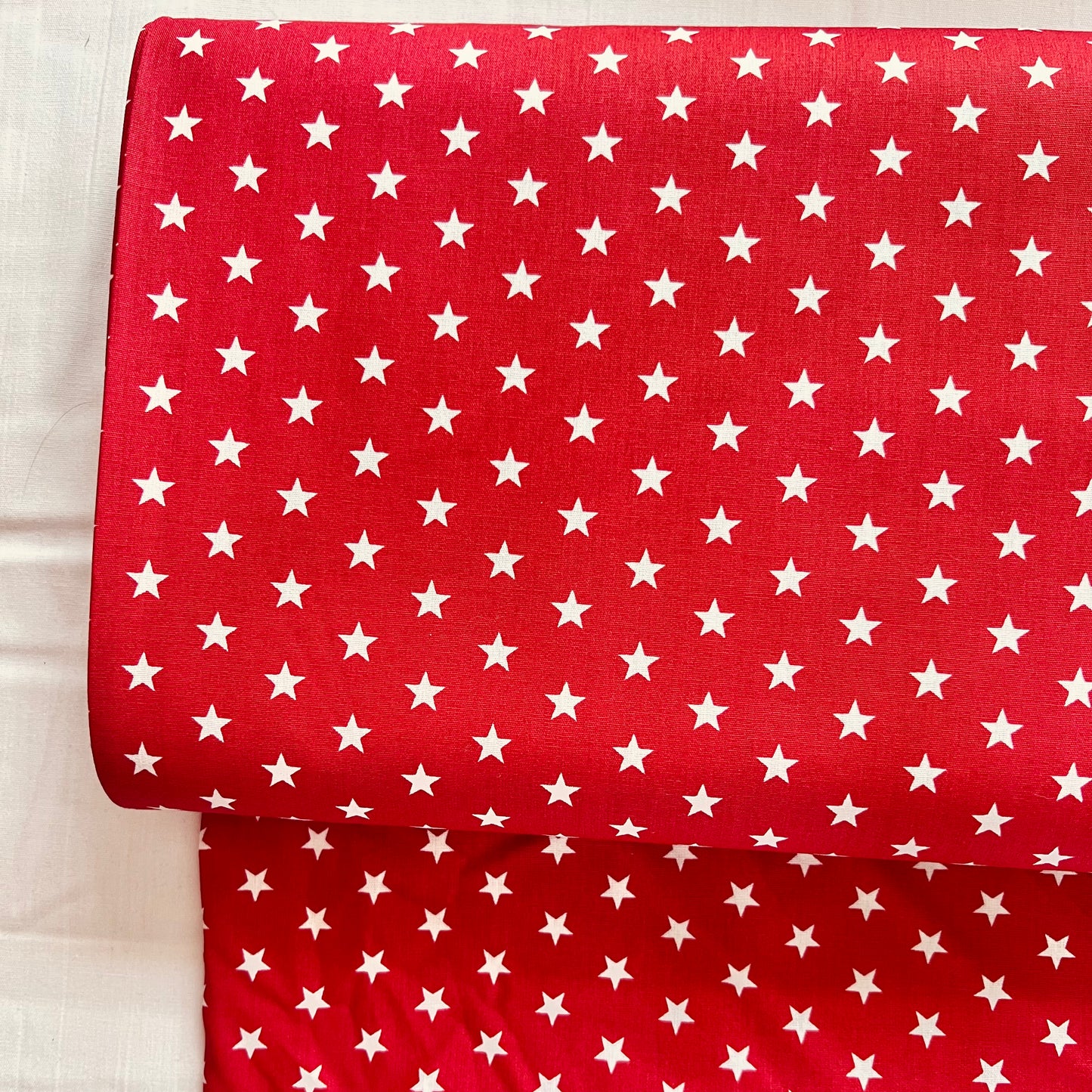 Tissu en coton ROUGE avec des ÉTOILES blanches de 10 mm, largeur 140 cm, tissu étoiles