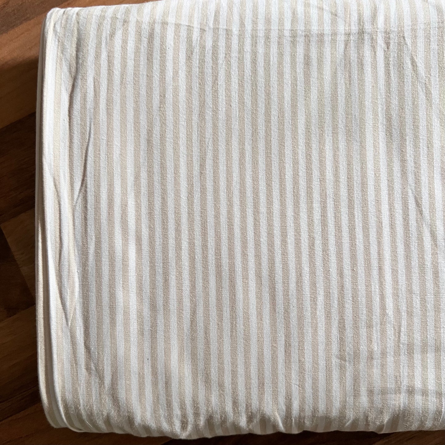 Tissu en coton BEIGE à RAYURES blanches de 3 mm, largeur 140 cm, tissu rayé