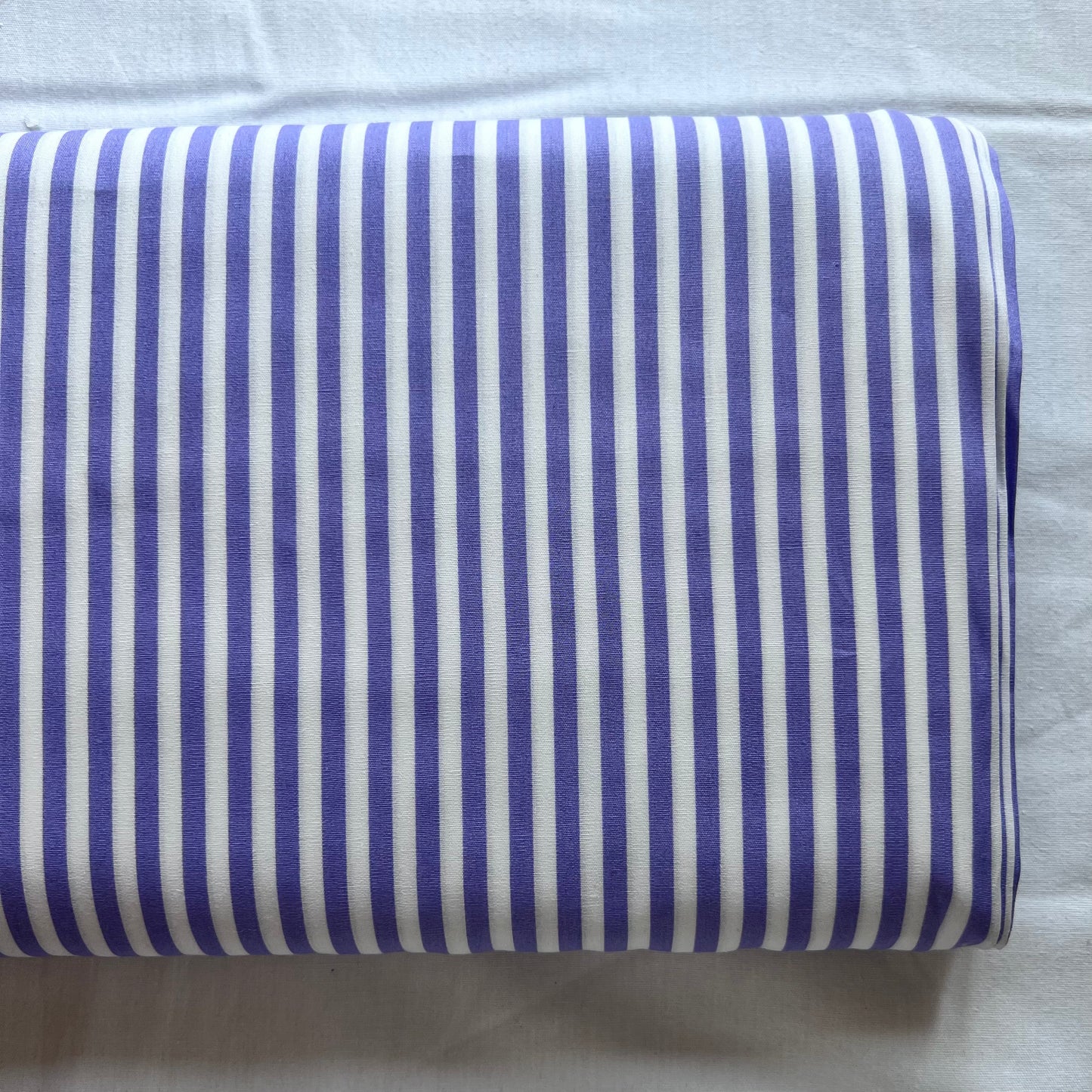Tissu en coton LILAS à RAYURES blanches de 5 mm, largeur 140 cm, tissu rayé