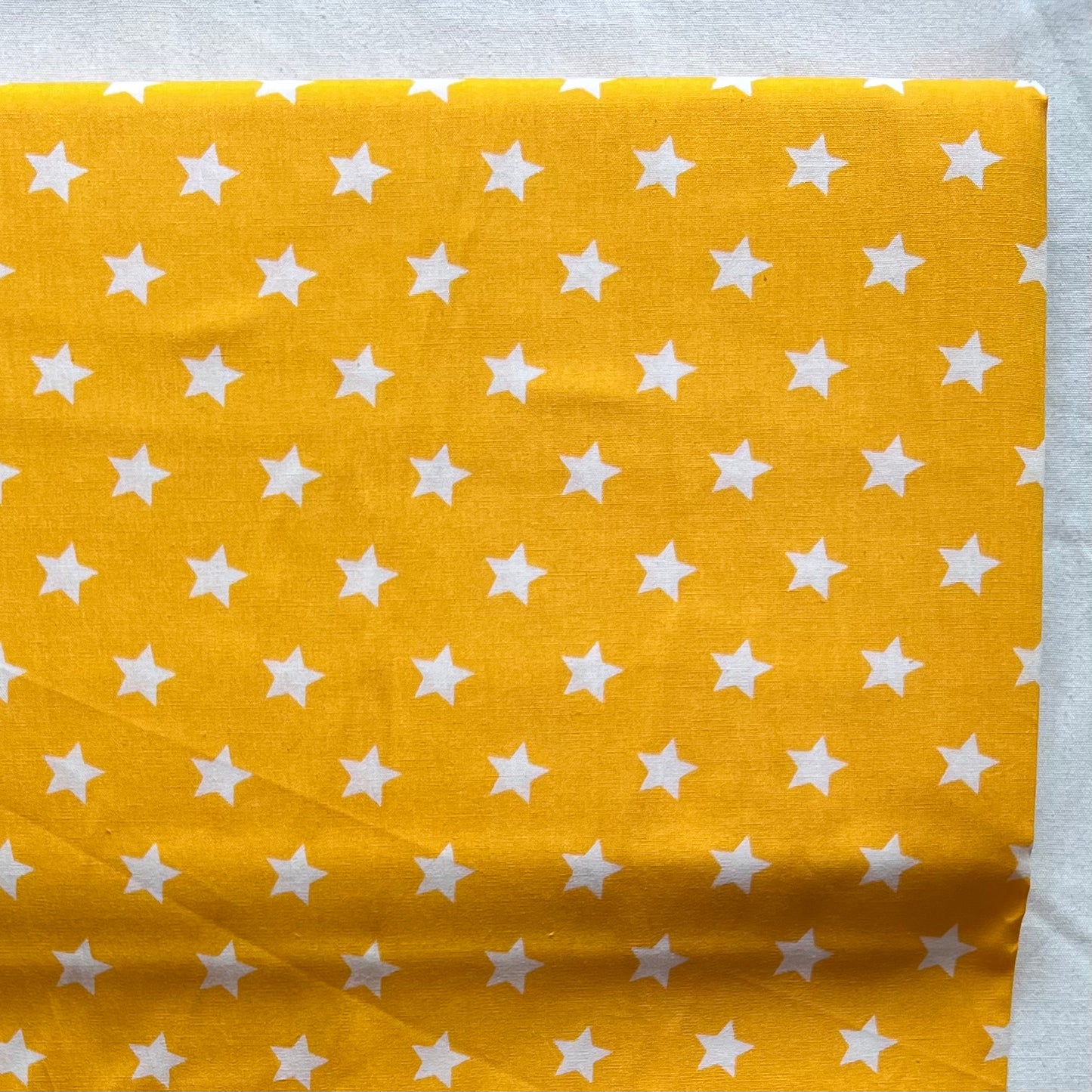 Tissu en coton JAUNE avec des ÉTOILES blanches de 15 mm, 140 cm de large, tissu étoile