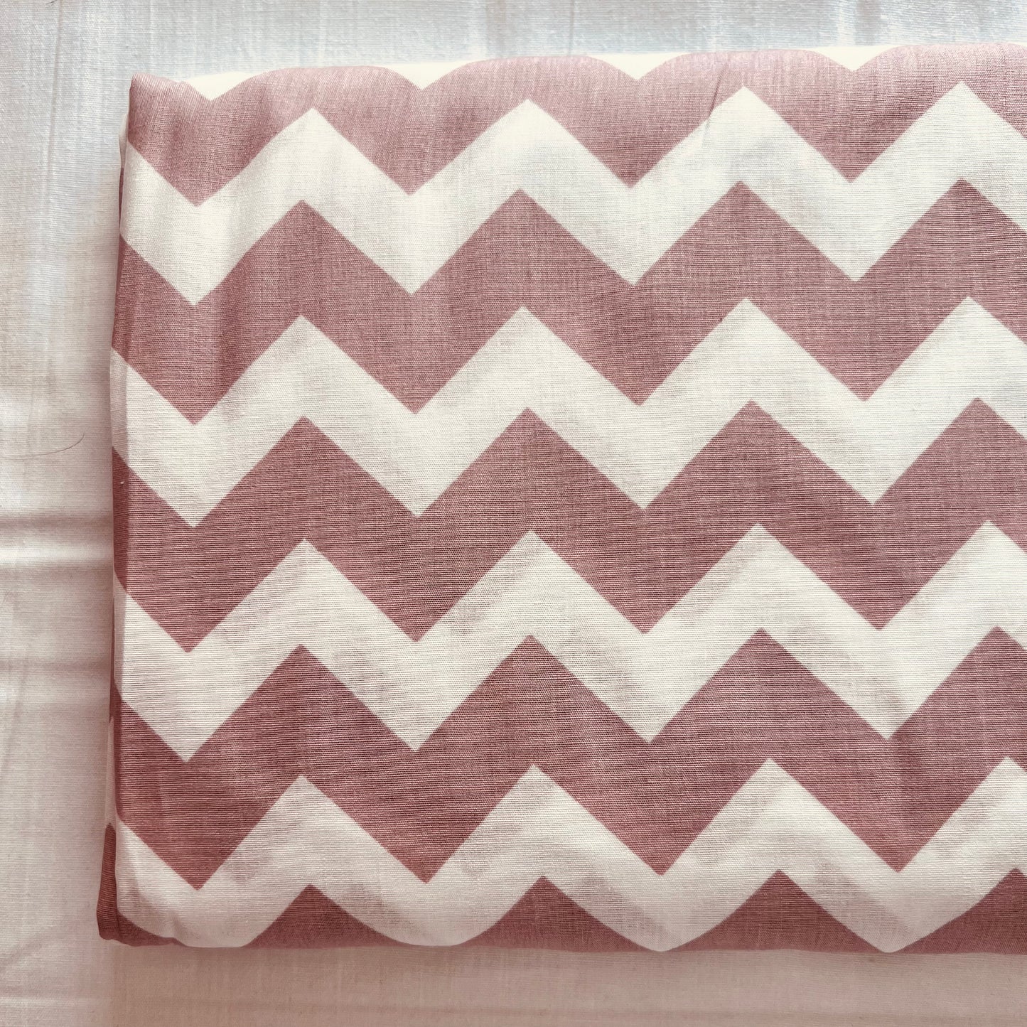 Tissu en coton CHEVRON ZIGZAG OLD PINK, tissu zigzag de 140 cm de large