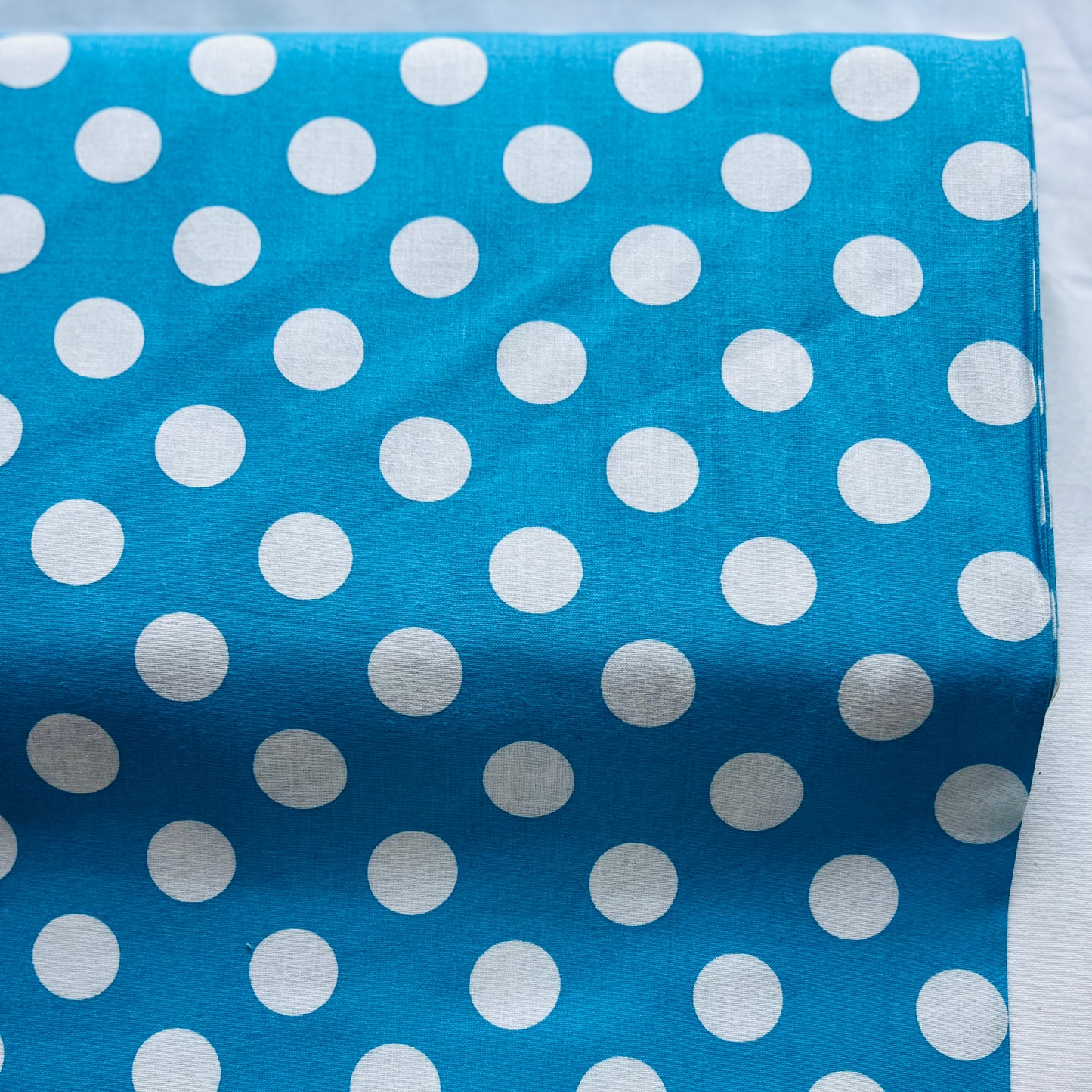 Tissu en coton TURQUOISE à pois blancs de 20 mm MAXI DOTS, largeur 140 cm, tissu à pois