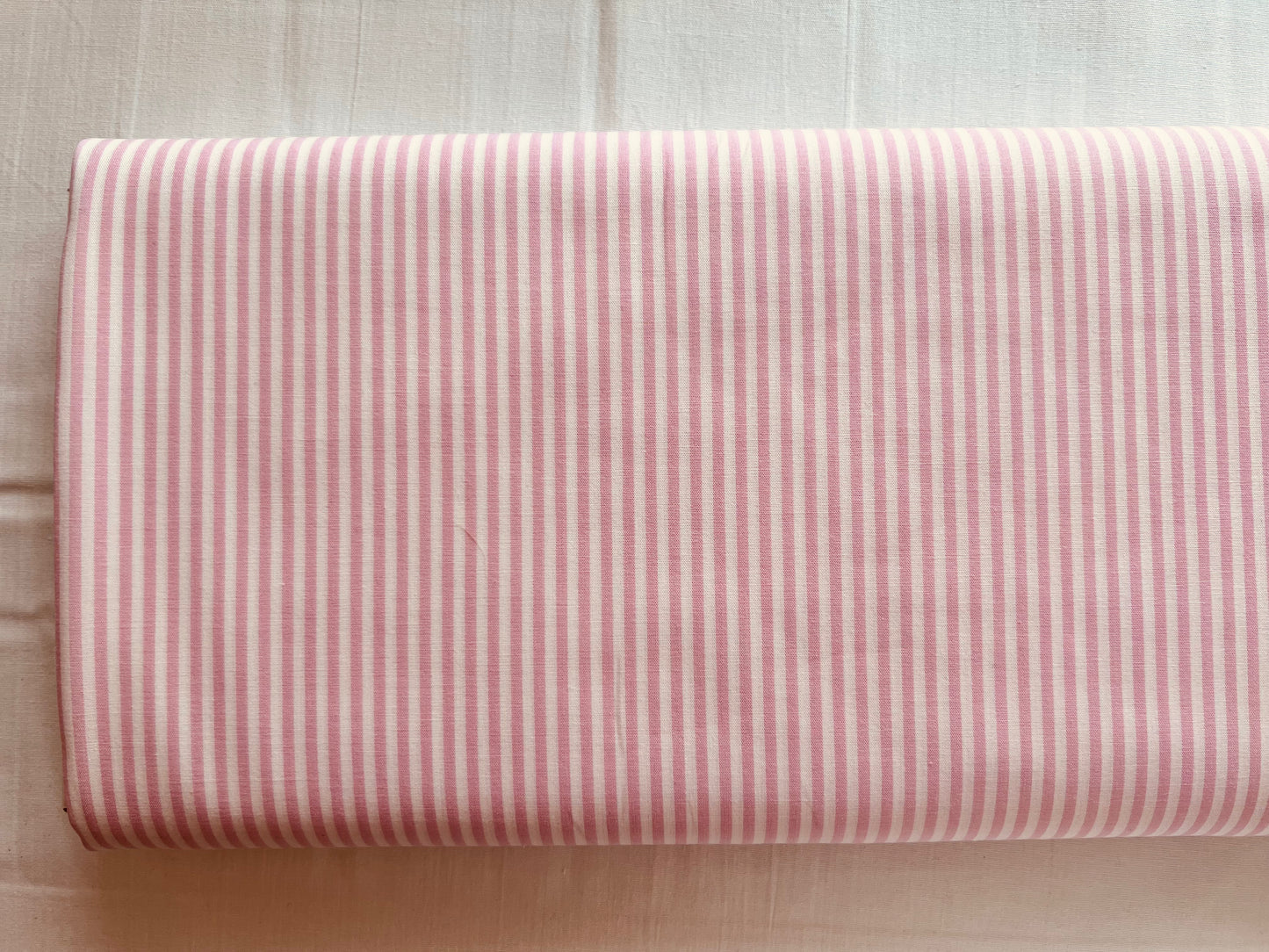 Baumwollstoff ZART ROSA mit weißen 3 mm STREIFEN, 140 cm breit, Streifenstoff