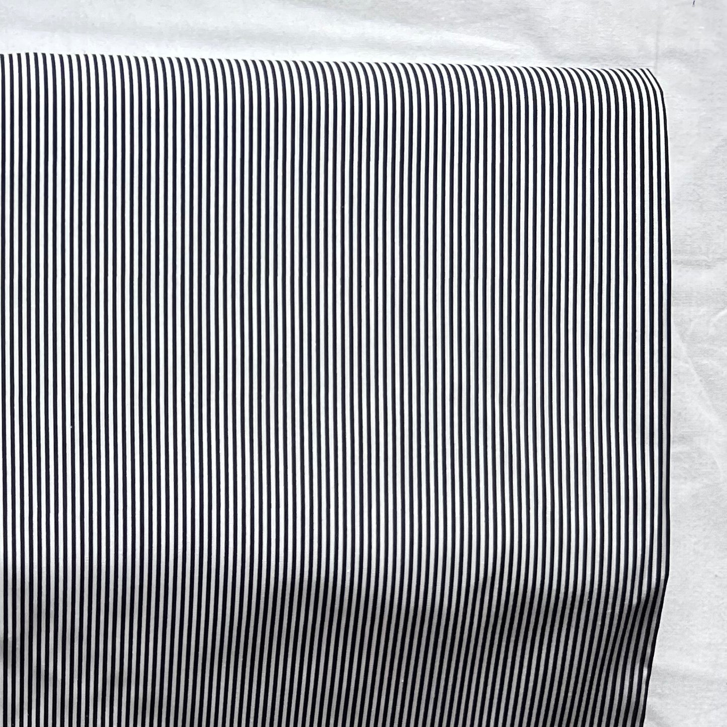 Baumwollstoff SCHWARZ mit weißen 1 mm STREIFEN, 140 cm breit, Streifenstoff