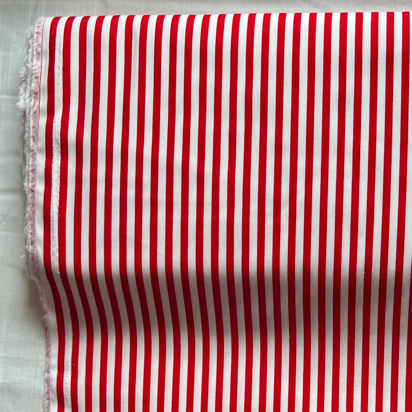 Tissu en coton ROUGE à RAYURES blanches de 5 mm, largeur 140 cm, tissu rayé