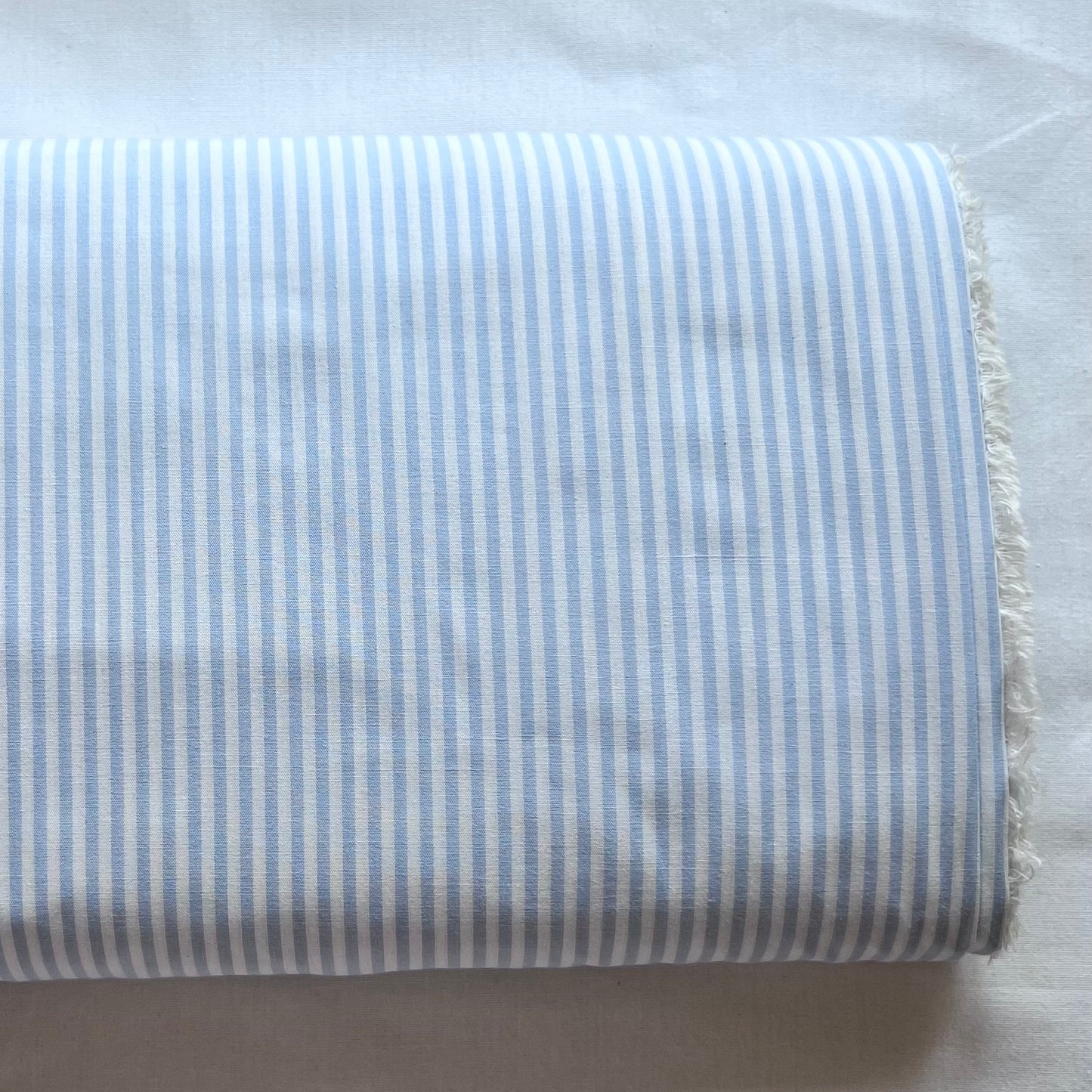 Baumwollstoff HELLBLAU mit weißen 3 mm STREIFEN, 140 cm breit, Streifenstoff