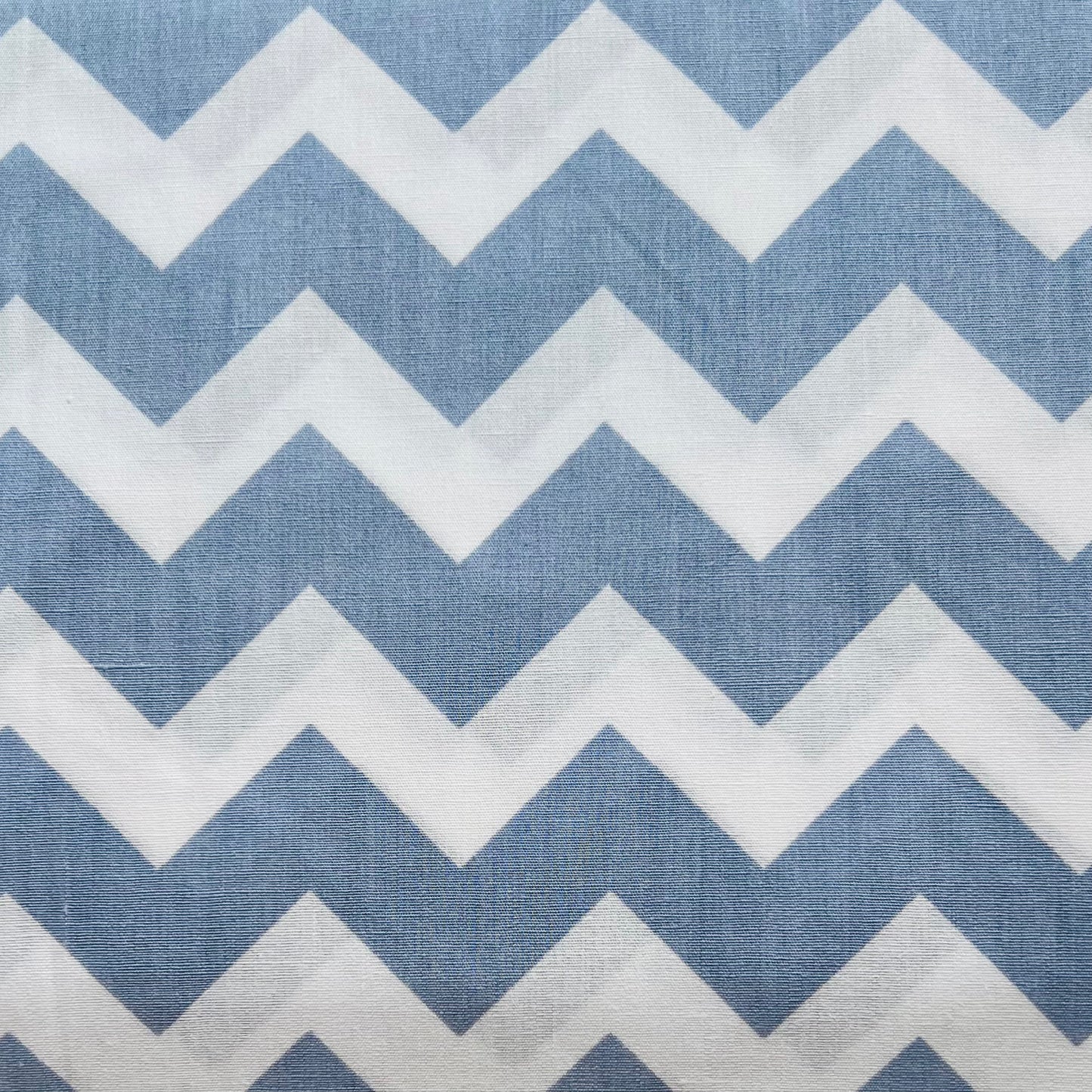 Tissu en coton CHEVRON ZIGZAG en DUSTY BLUE Vintage Blue, 140 cm de large Tissu zigzag