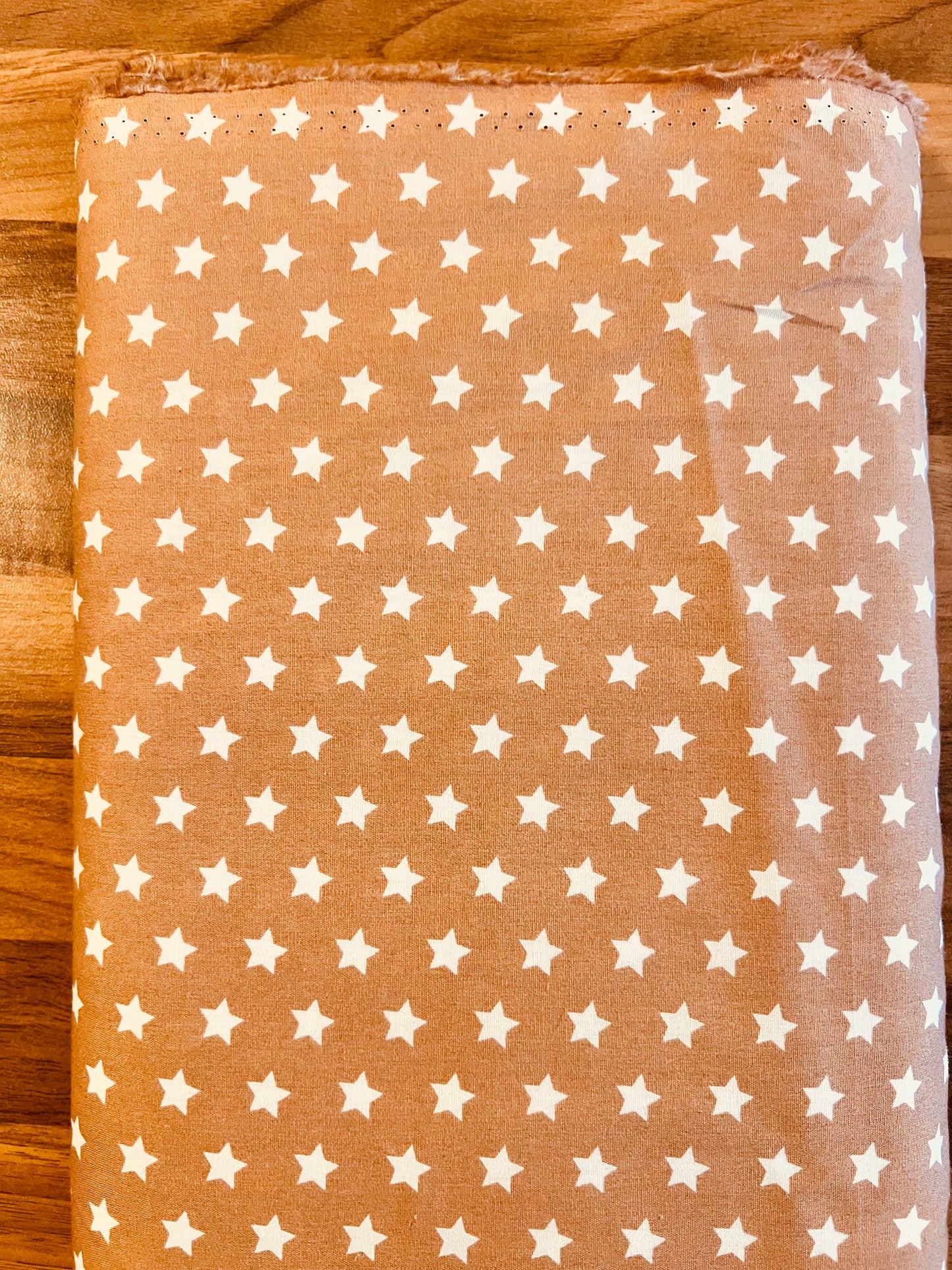 Tissu en coton BEIGE avec des ÉTOILES blanches de 10 mm, largeur 140 cm, tissu étoiles
