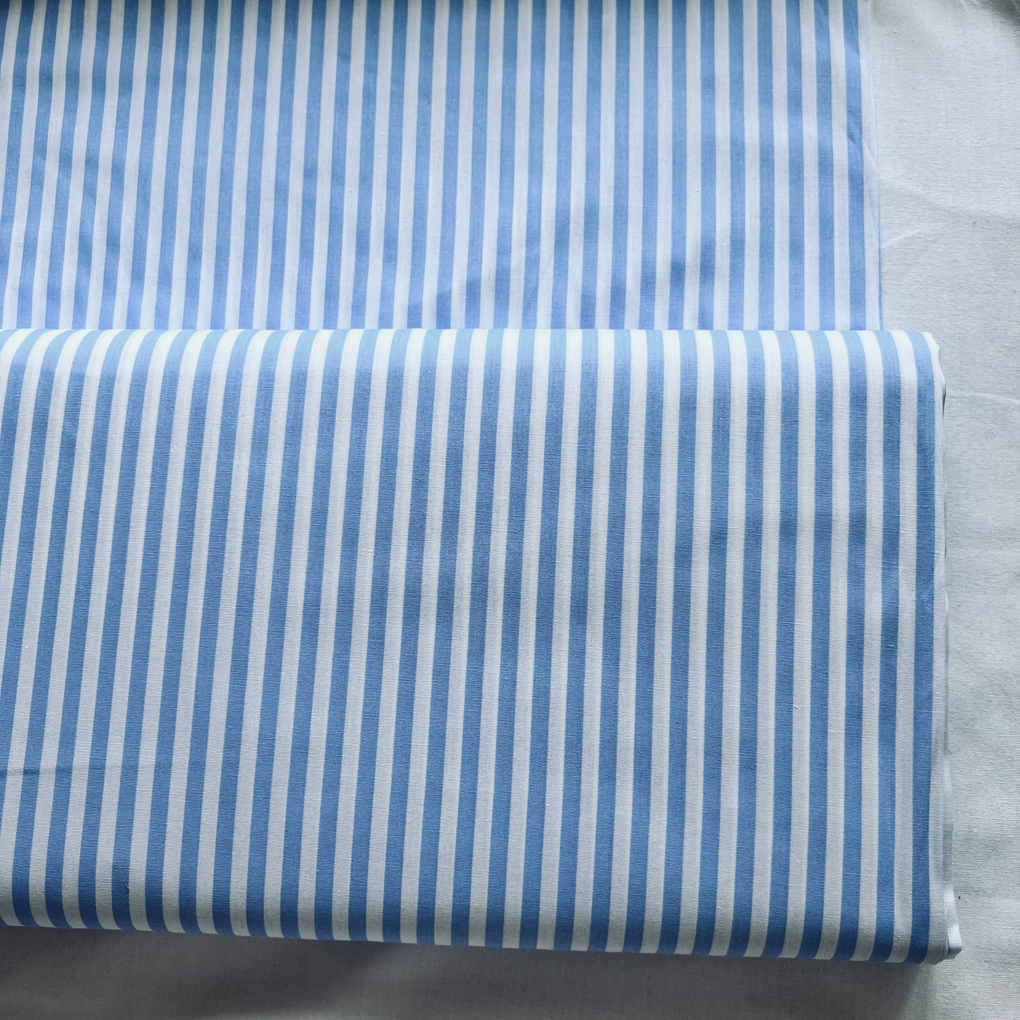 Baumwollstoff HELLBLAU mit weißen 5 mm STREIFEN, 140 cm breit, Streifenstoff