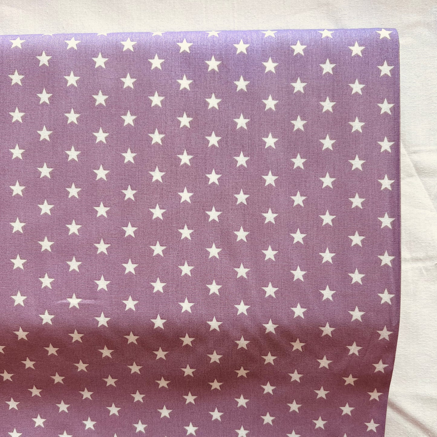 Tissu en coton VIOLET CLAIR avec ÉTOILES BLANCHES 10 mm, 140 cm de large, tissu étoiles