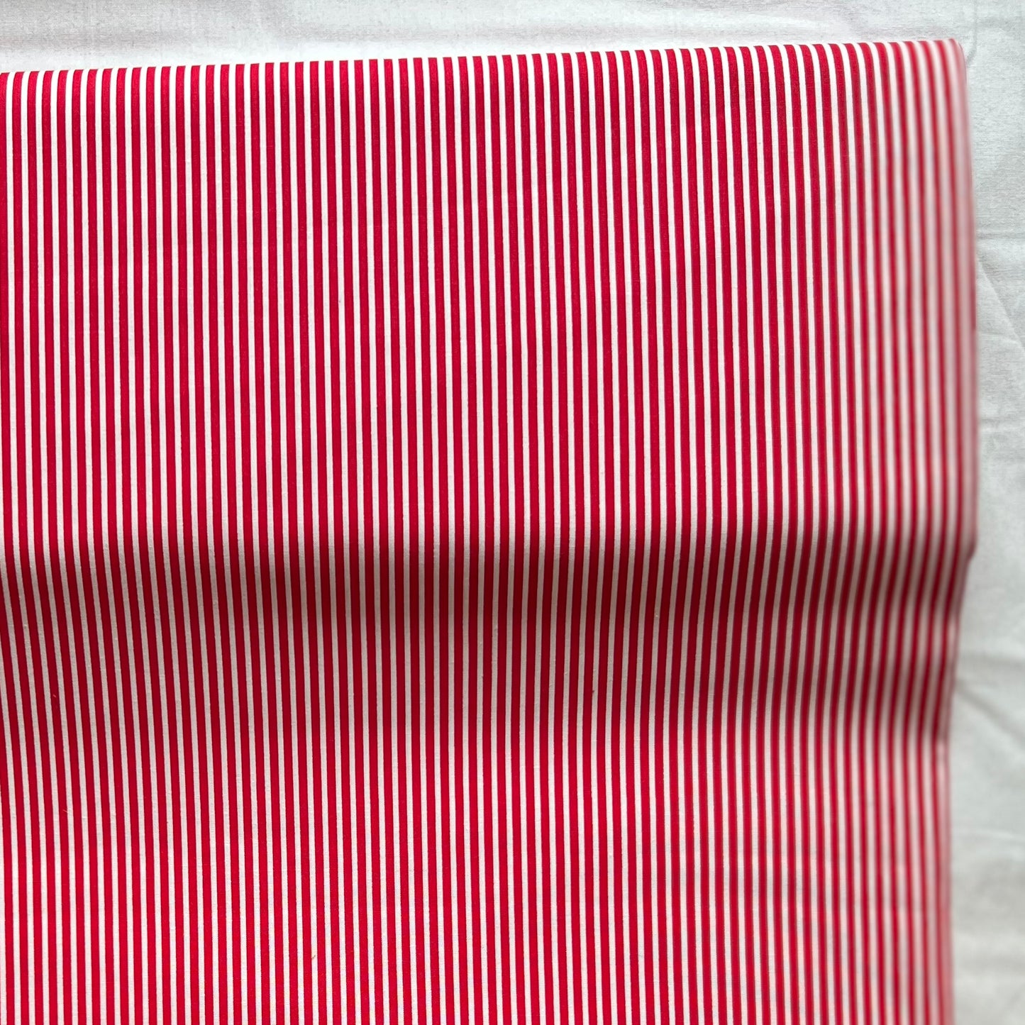 Tissu en coton ROUGE à RAYURES blanches de 3 mm, largeur 140 cm, tissu rayé