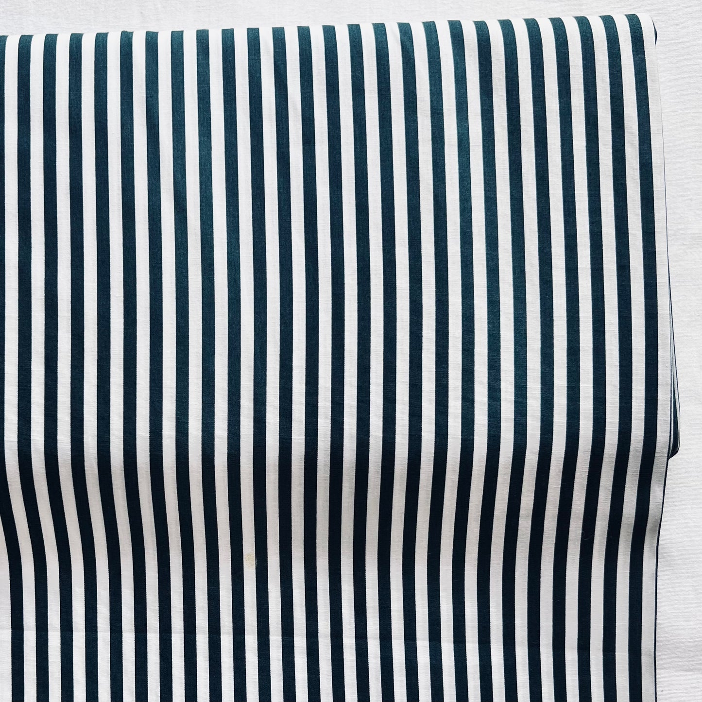Tissu en coton VERT FONCÉ avec des RAYURES blanches de 5 mm, largeur 140 cm, tissu rayé