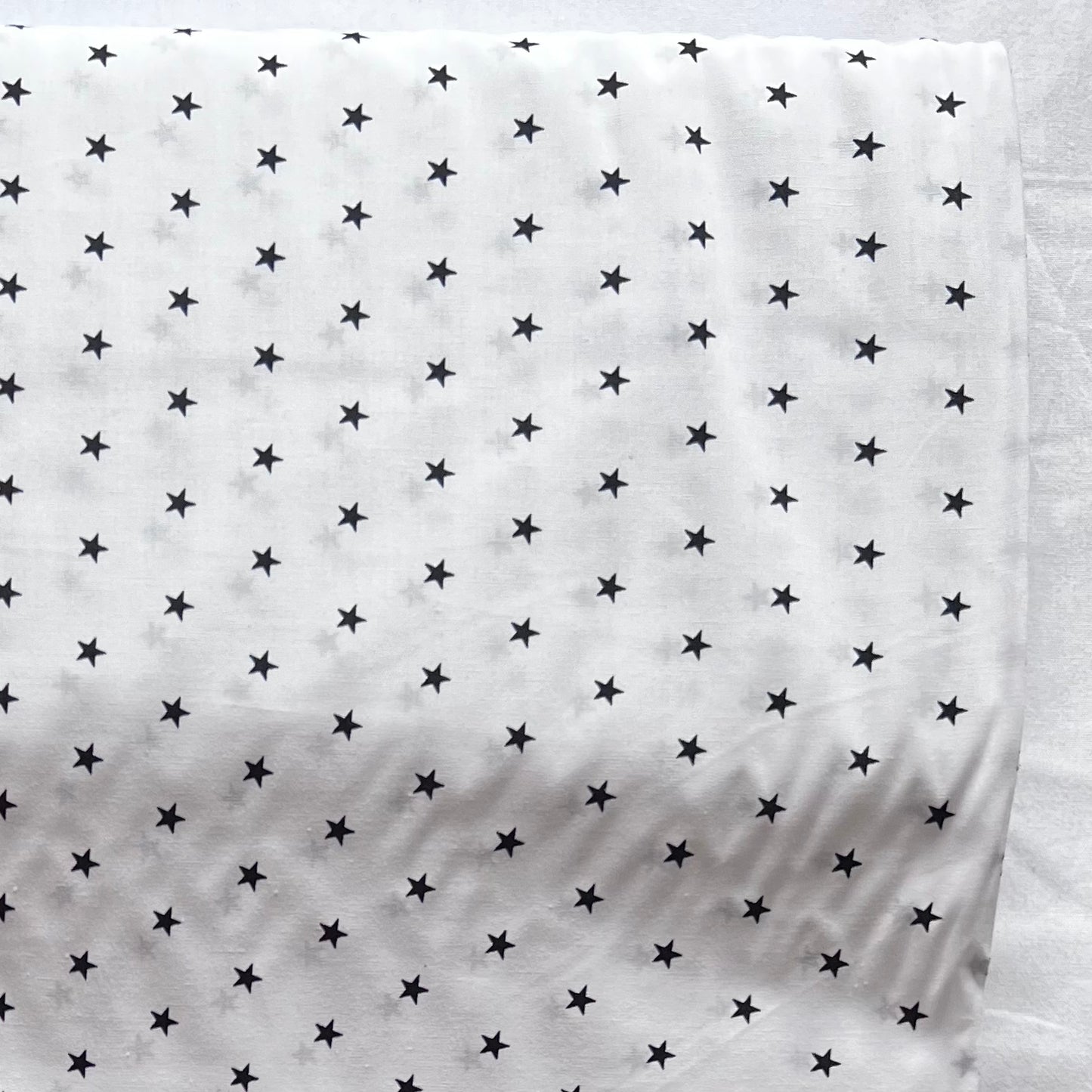 Tissu en coton BLANC avec ÉTOILES NOIRES 10 mm, 140 cm de large, tissu étoiles