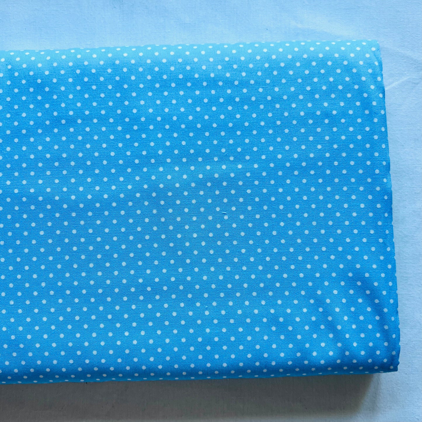 Tissu en coton riche BLEU CLAIR à POIS blancs de 2 mm, 140 cm de large, tissu à pois