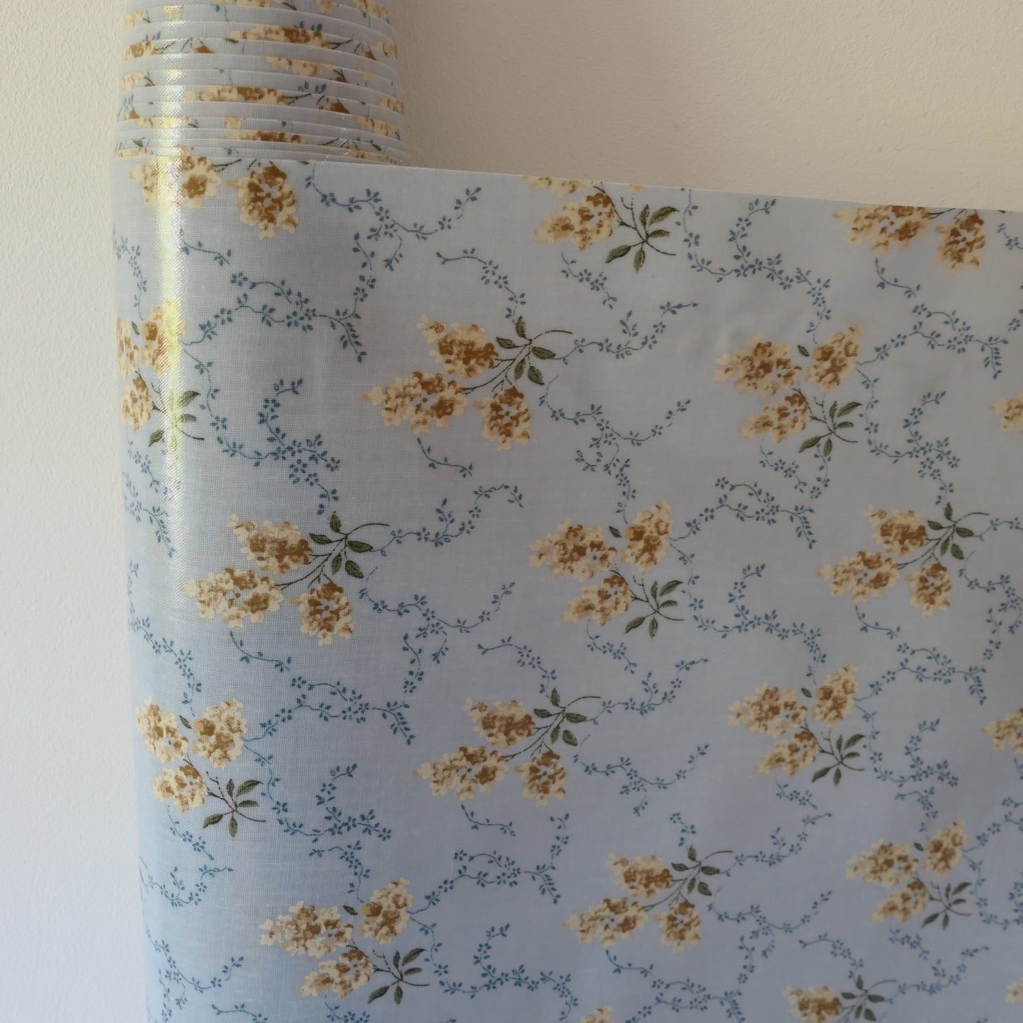 Au Maison Wachstuch Adele Light Blue Fliederblüten Blümchen hellblau, beschichtete Baumwolle