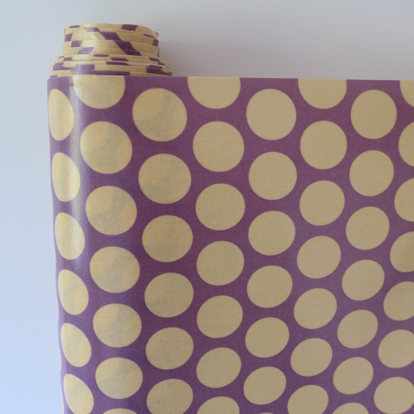 AU MAISON Wachstuch Super Dots Lavender große Tupfen flieder gelb, beschichtete Baumwolle