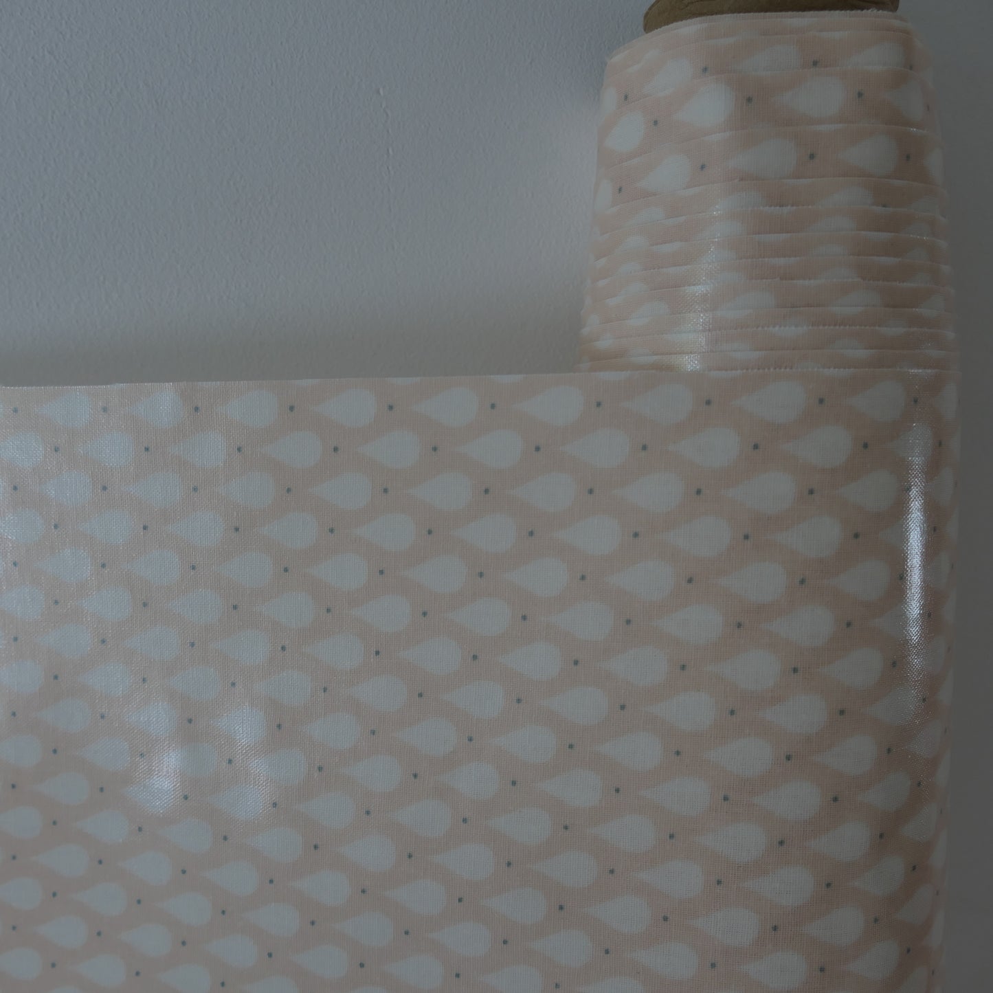 AU MAISON Wachstuch Teardrops Soft rose Tropfen Puderrosa Aprikot beschichtete Baumwolle