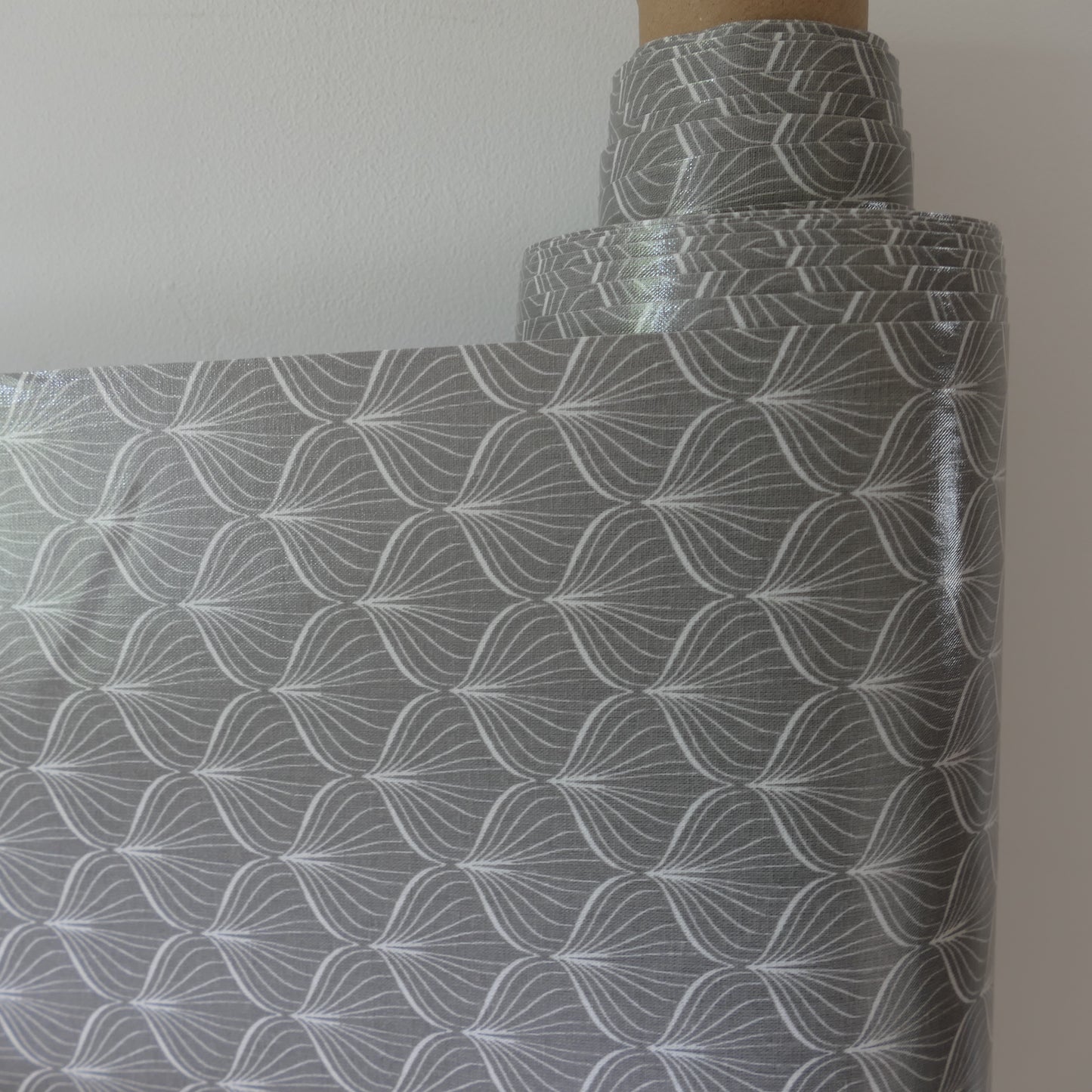 Au Maison Wachstuch Alli Grey Zwiebel Grafik Muster in grau und cremeweiß, beschichtete Baumwolle