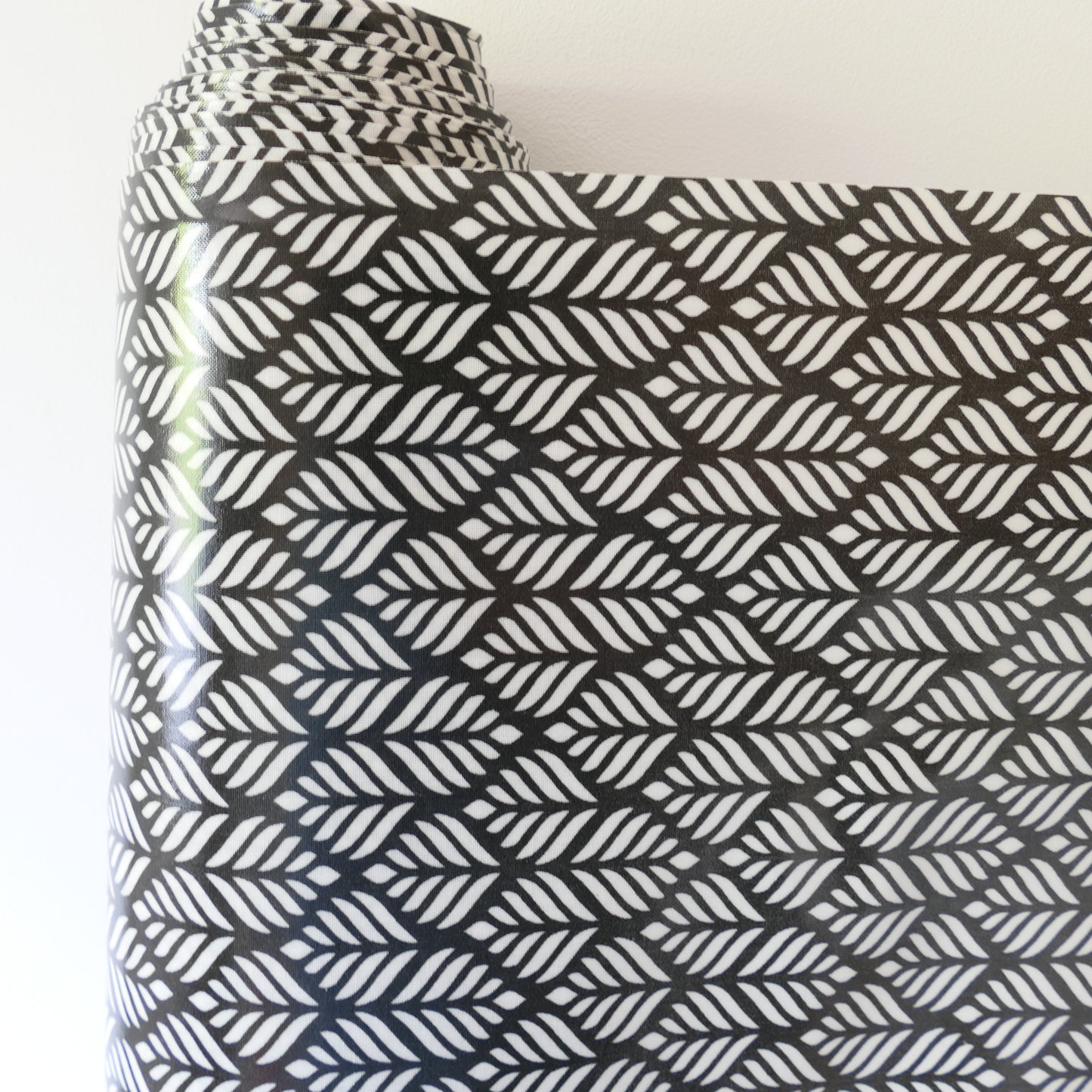 AU MAISON Wachstuch Trigo Almost Black Blättergrafik in Creme und Kohlschwarz, beschichtete Baumwolle