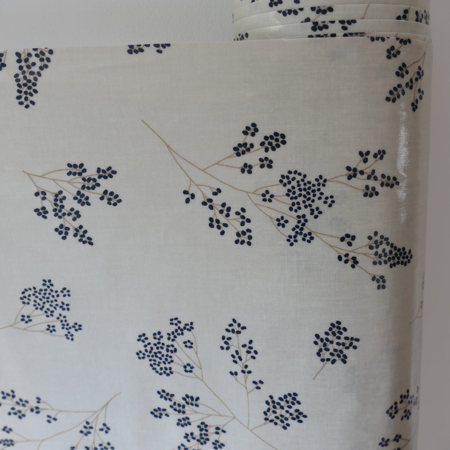 Au Maison Wachstuch Alberte Midnight Blue, Blumen Sträucher, dunkelblau weiß, beschichtete Baumwolle