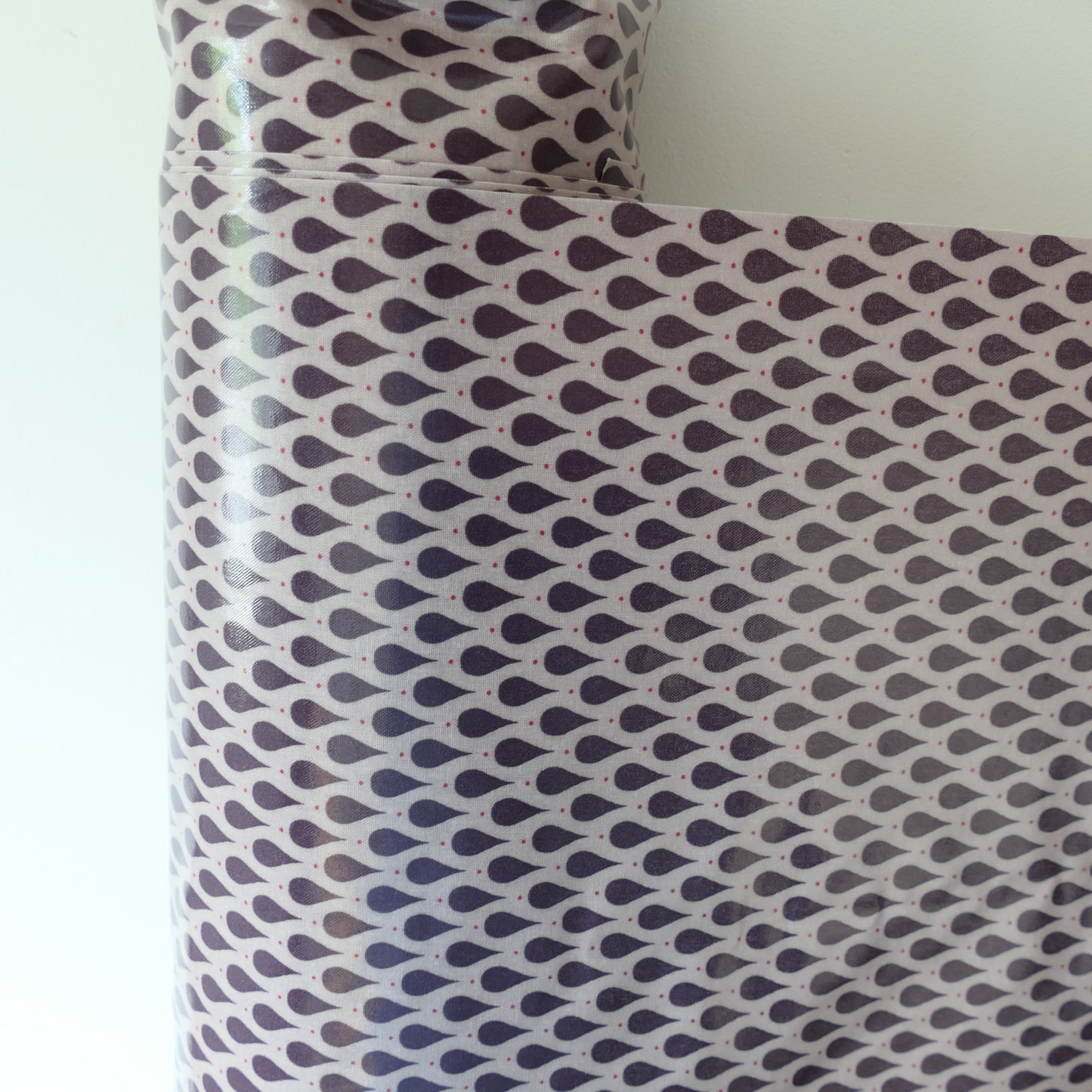 AU MAISON Wachstuch Teardrops Dusty Violet Tropfen in Lila Violett, beschichtete Baumwolle