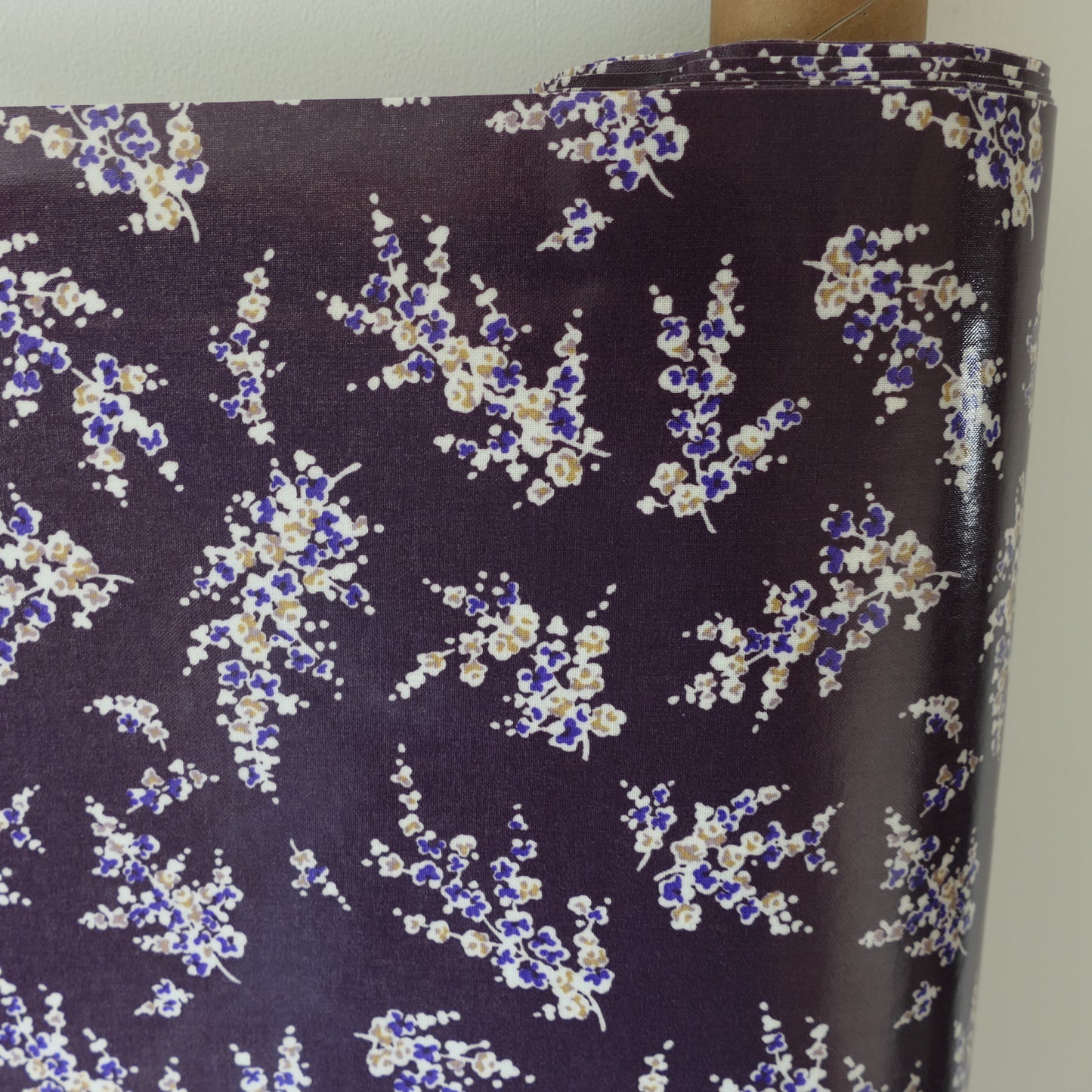 AU MAISON Wachstuch Wisteria Plum Glyzinien Blumen lila, beschichtete Baumwolle