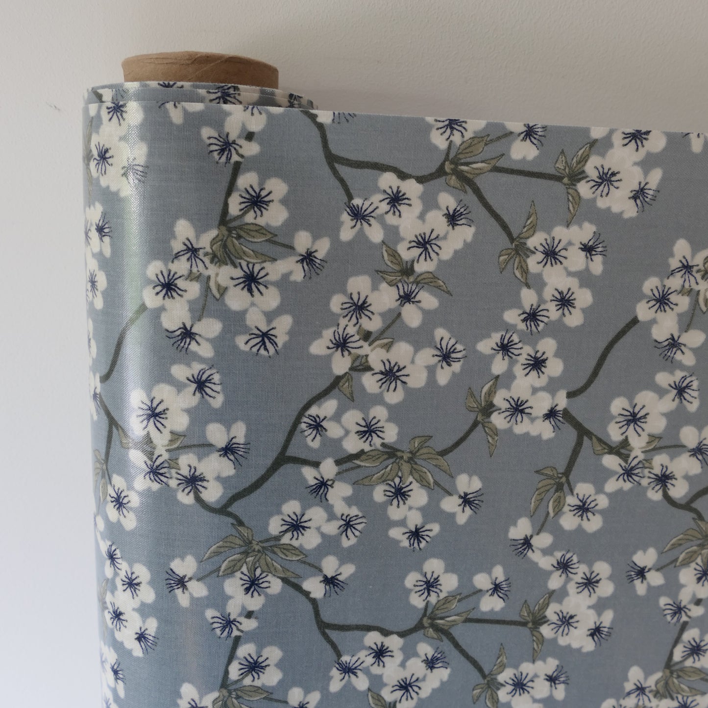 AU MAISON Wachstuch Amalie Dusty Blue Kirschblüten rauchblau taubenblau, beschichtete Baumwolle