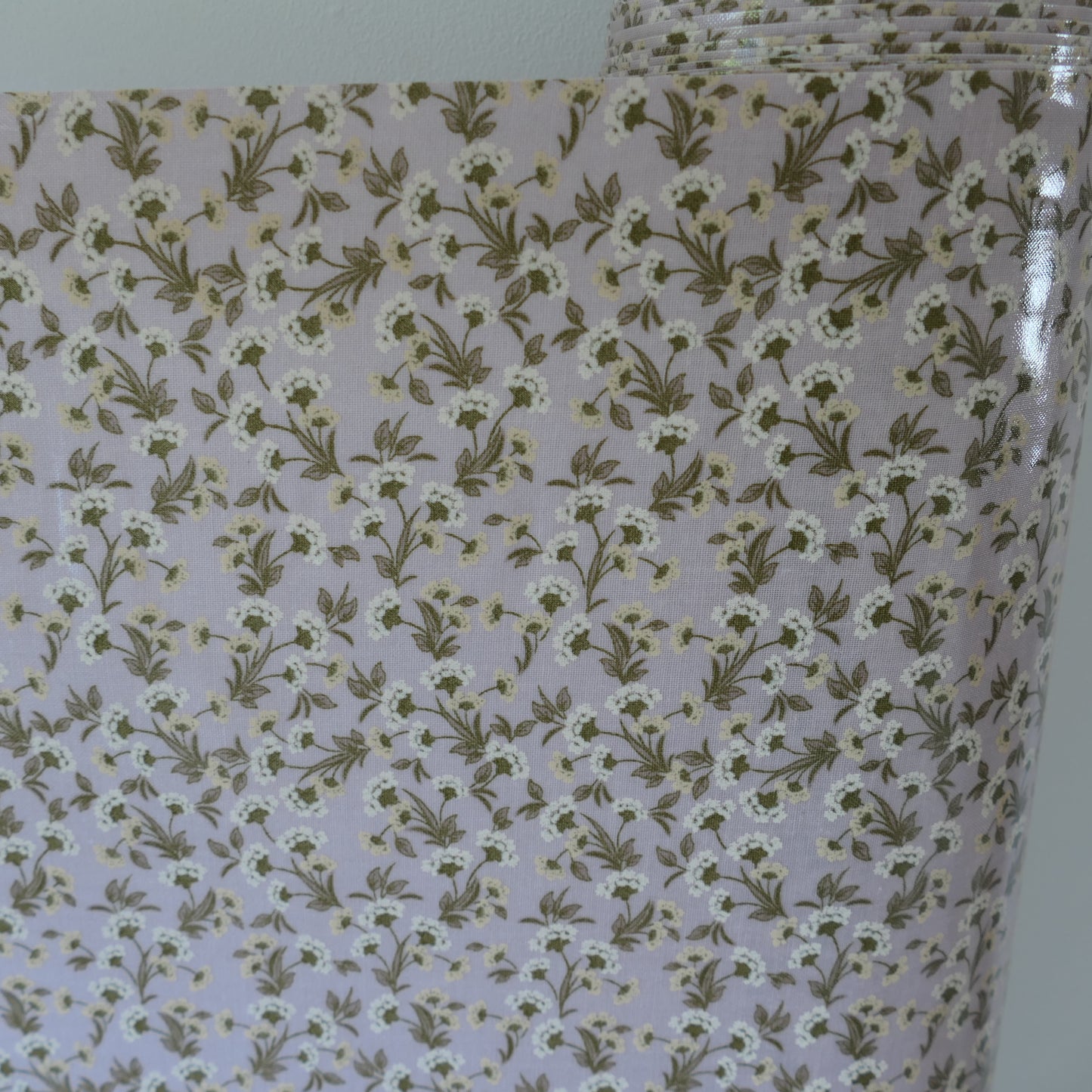 AU MAISON Wachstuch Fiona Light Purple lila flieder altrosa zarte Blumen, beschichtete Baumwolle