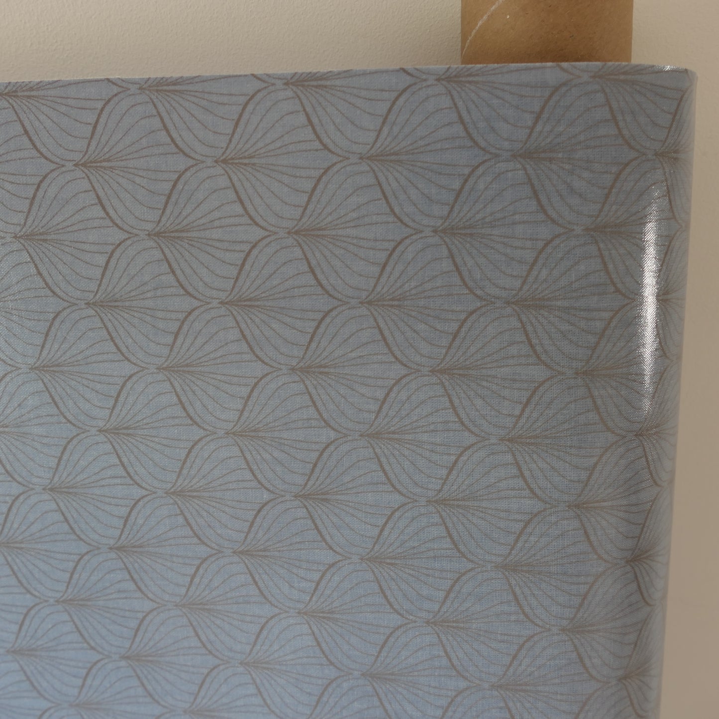Au Maison Wachstuch Alli Dusty Blue Latte in taubenblau beige, beschichtete Baumwolle