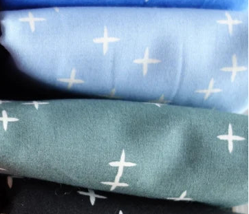 Birch Fabrics Coton Bio Mod Basic 3 WINK POWDER Étoiles Signe Plus Bleu Clair Doux