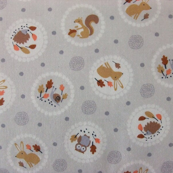 Studio E Fabrics Baumwollstoff GENTLE FOREST CIRCLE TOSS Grau – Verspielter Waldstoff mit Tieren & Kreismuster (Kopie)